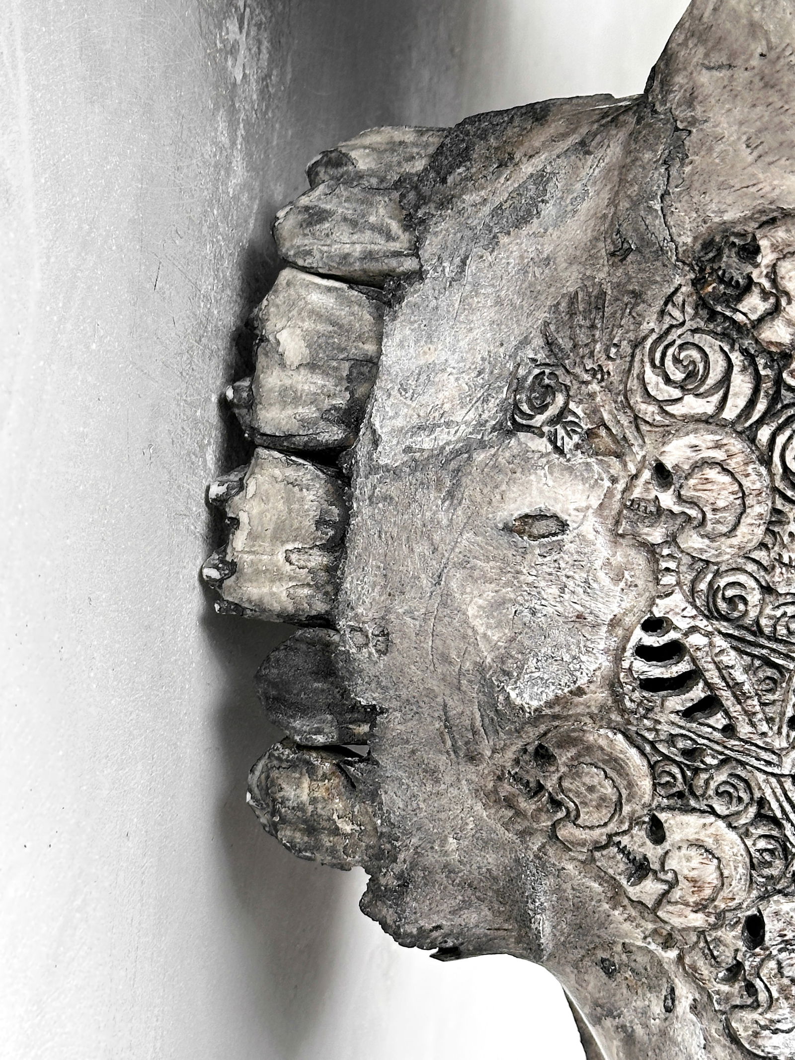 Carved grey water buffalo skull - A skeleton couple carving - 7