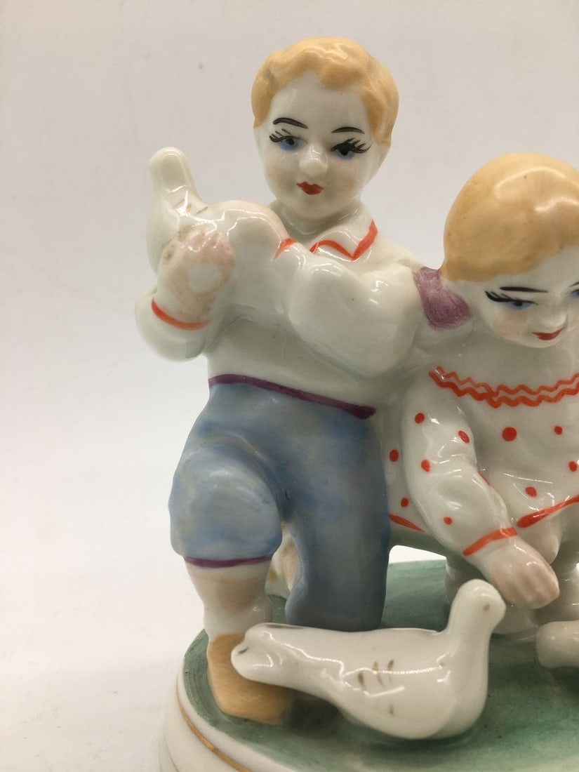 Figurine Children Feeding Pigeons Porcelain - 2