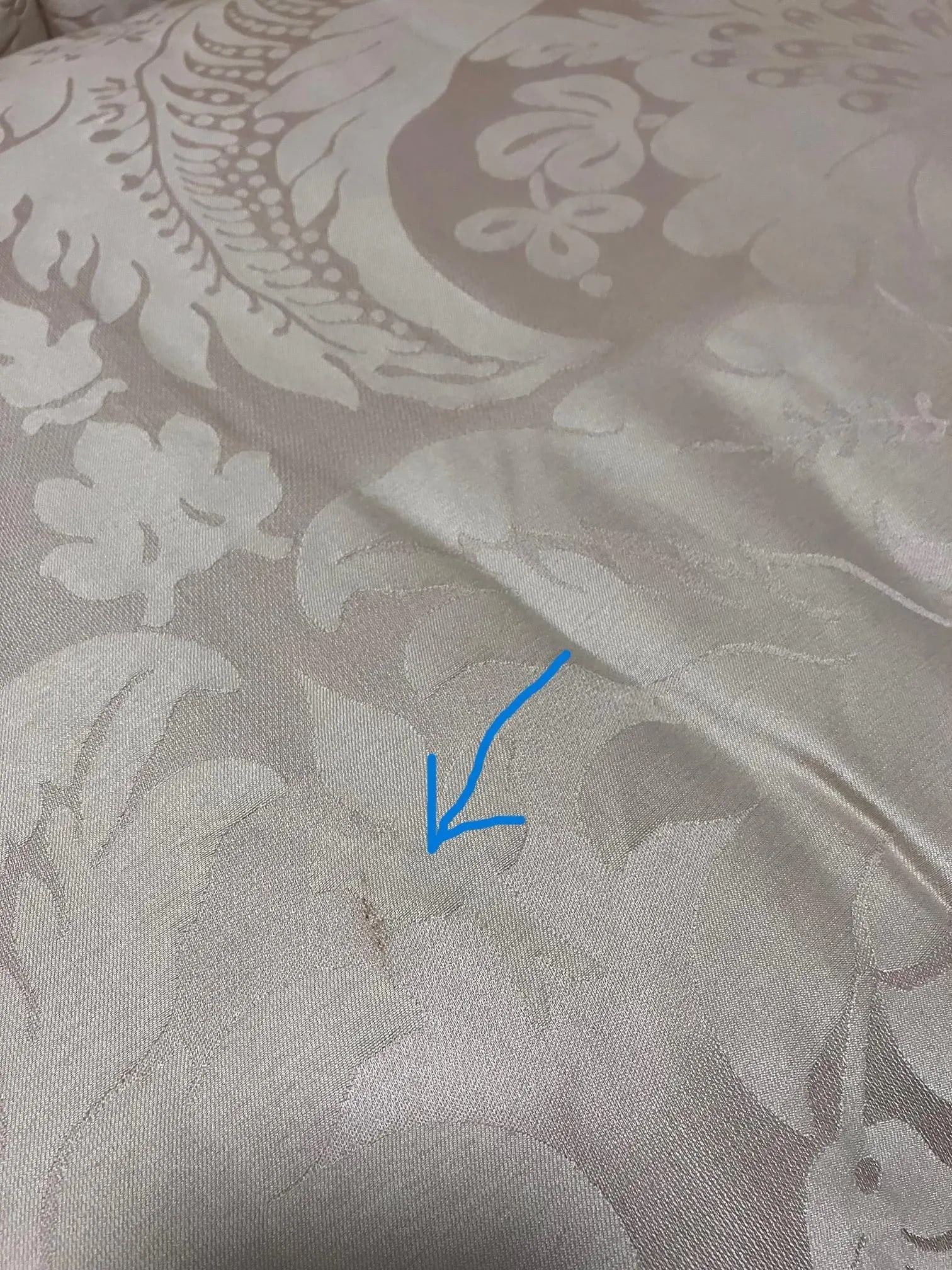 Late 20th Century Capitone Baker Loveseat with Silk Upholstery - 11