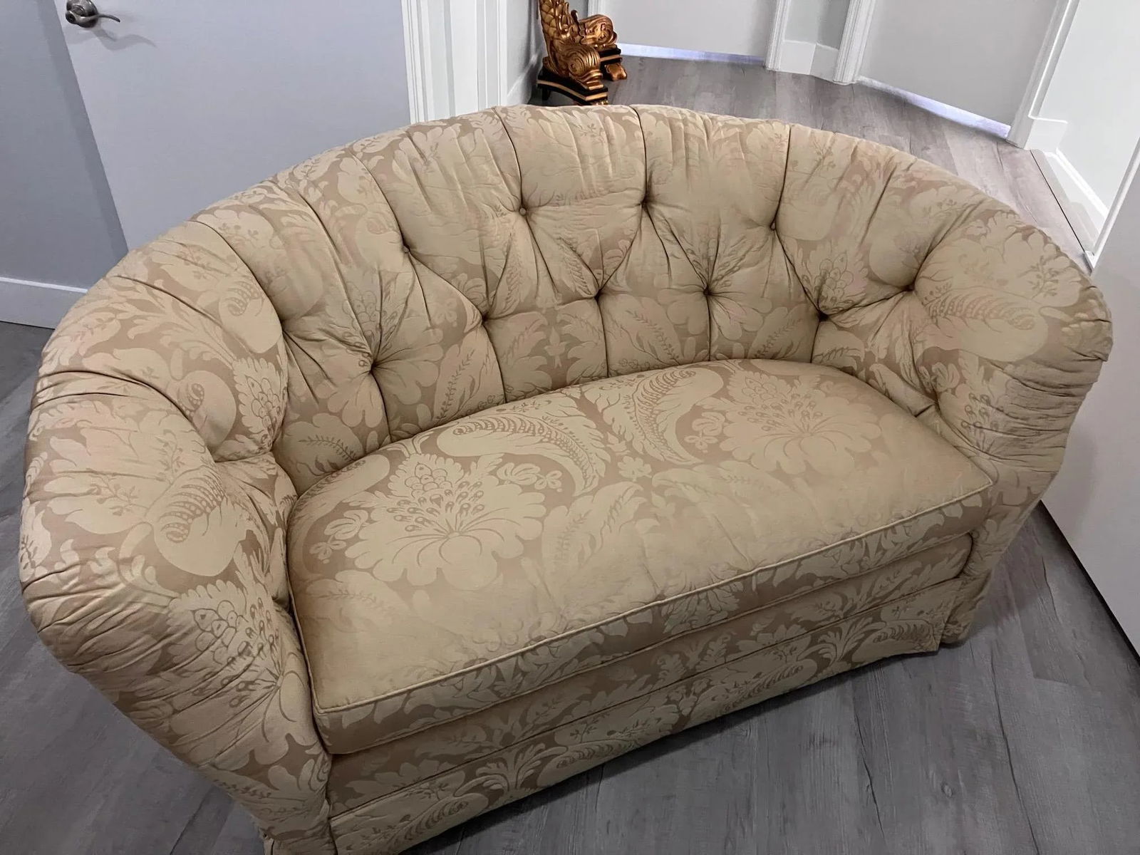 Late 20th Century Capitone Baker Loveseat with Silk Upholstery - 3