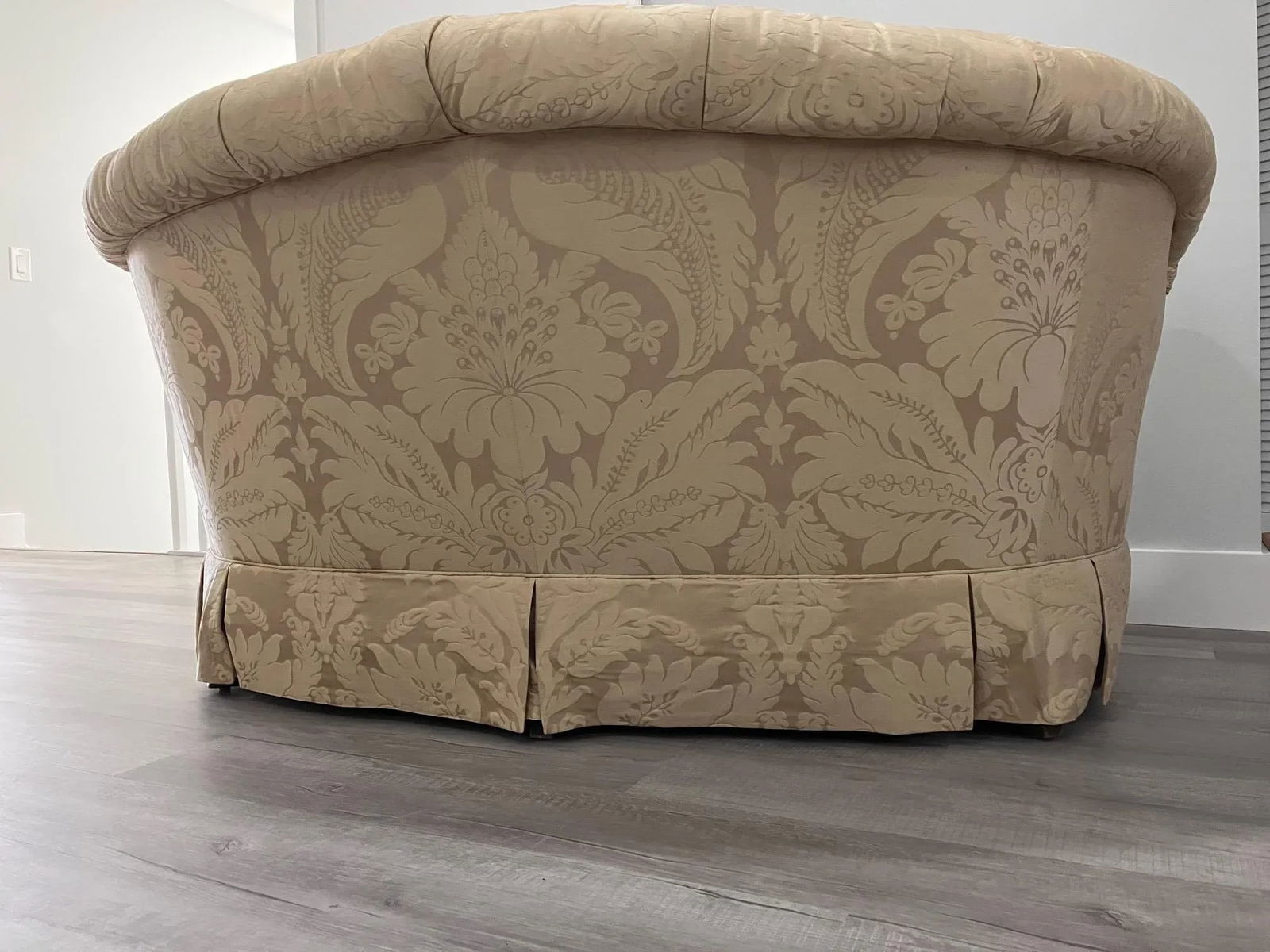 Late 20th Century Capitone Baker Loveseat with Silk Upholstery - 4