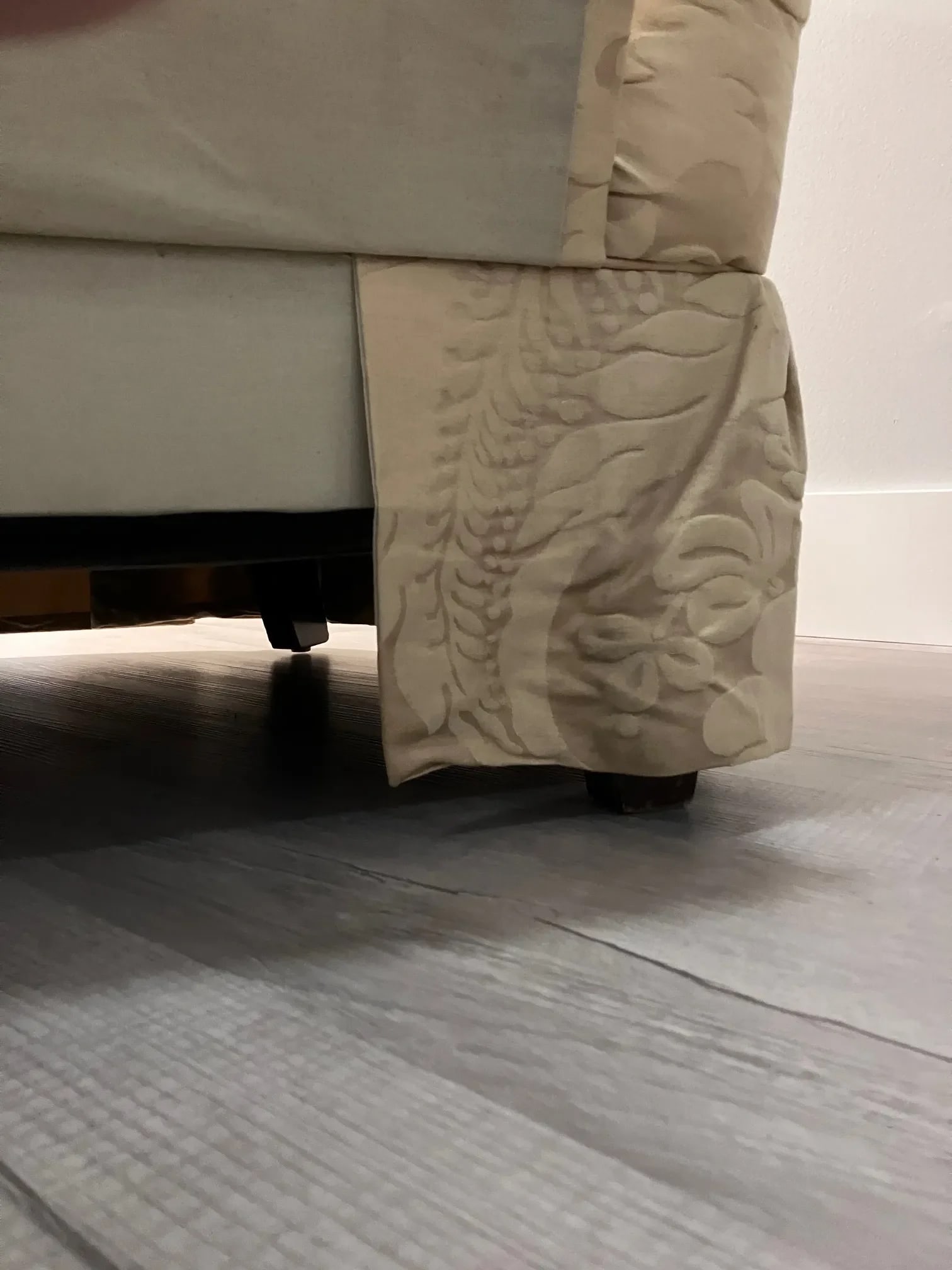 Late 20th Century Capitone Baker Loveseat with Silk Upholstery - 8