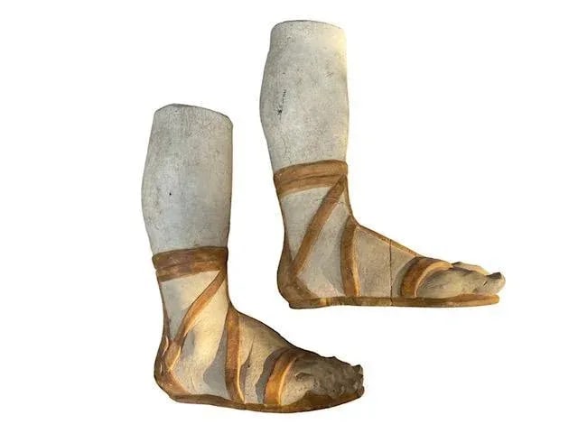 18th Century Pair of Baroque Wood Carved Madonna Saint Feet - 3