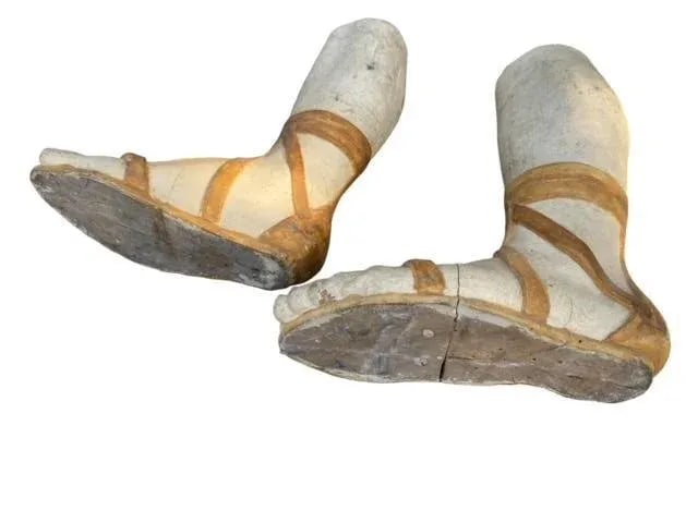 18th Century Pair of Baroque Wood Carved Madonna Saint Feet - 7