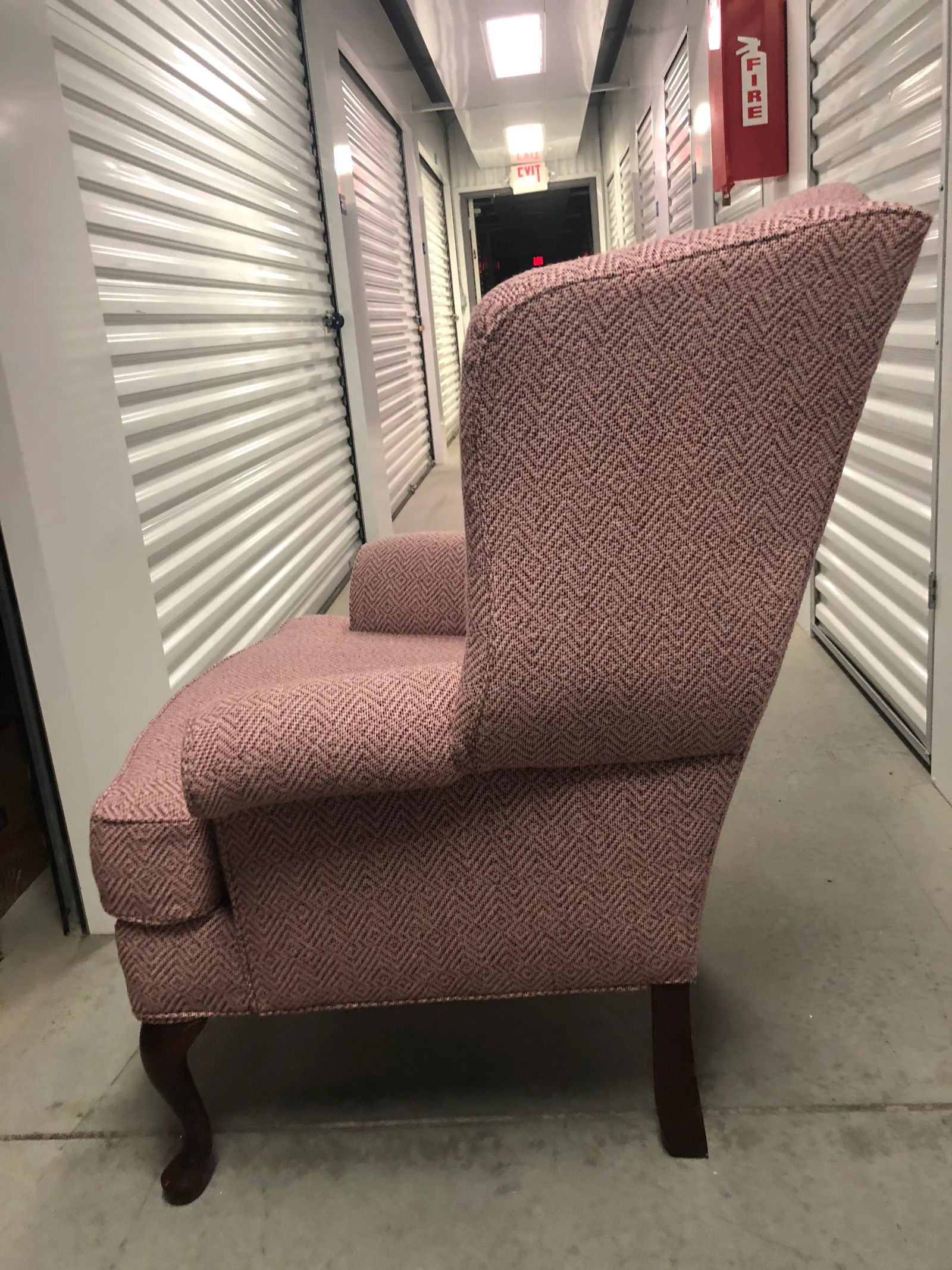 1990s Traditional Pink Wingback Chair - 3