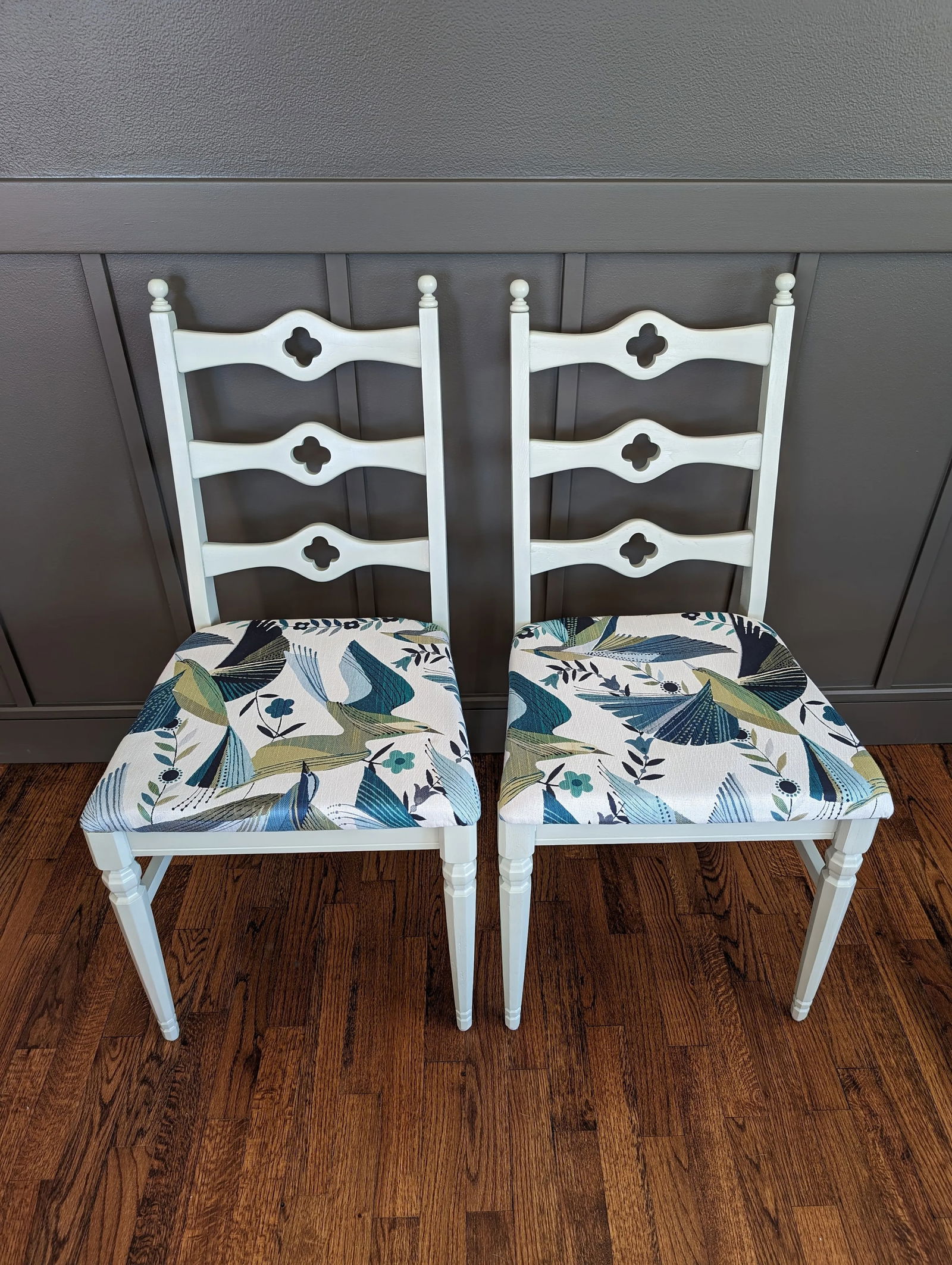 Mid 20th Century Pair of Ladderback Quatrefoil Chairs by Liberty Chair Company - 2