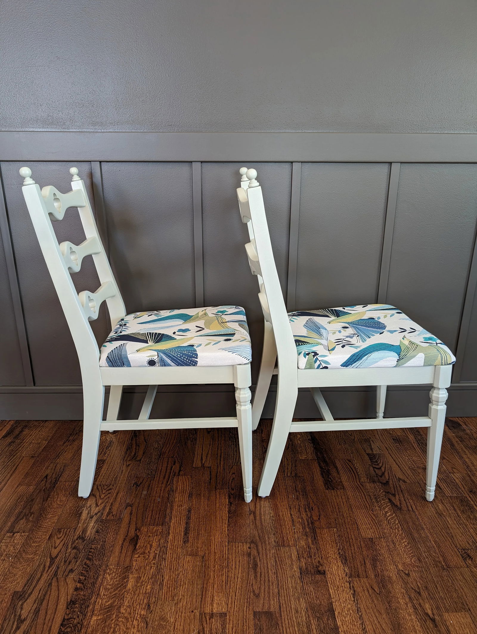 Mid 20th Century Pair of Ladderback Quatrefoil Chairs by Liberty Chair Company - 4