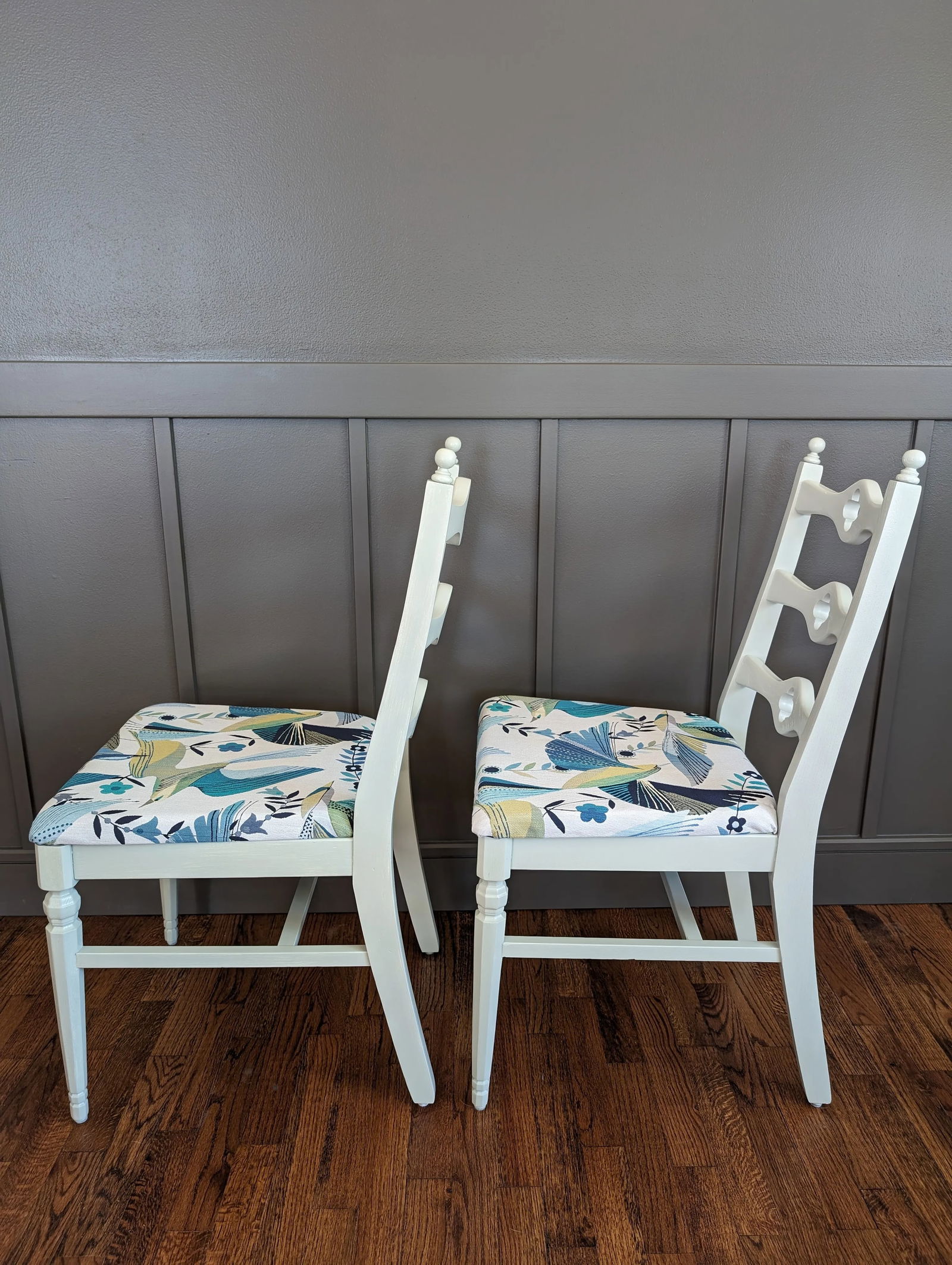 Mid 20th Century Pair of Ladderback Quatrefoil Chairs by Liberty Chair Company - 6