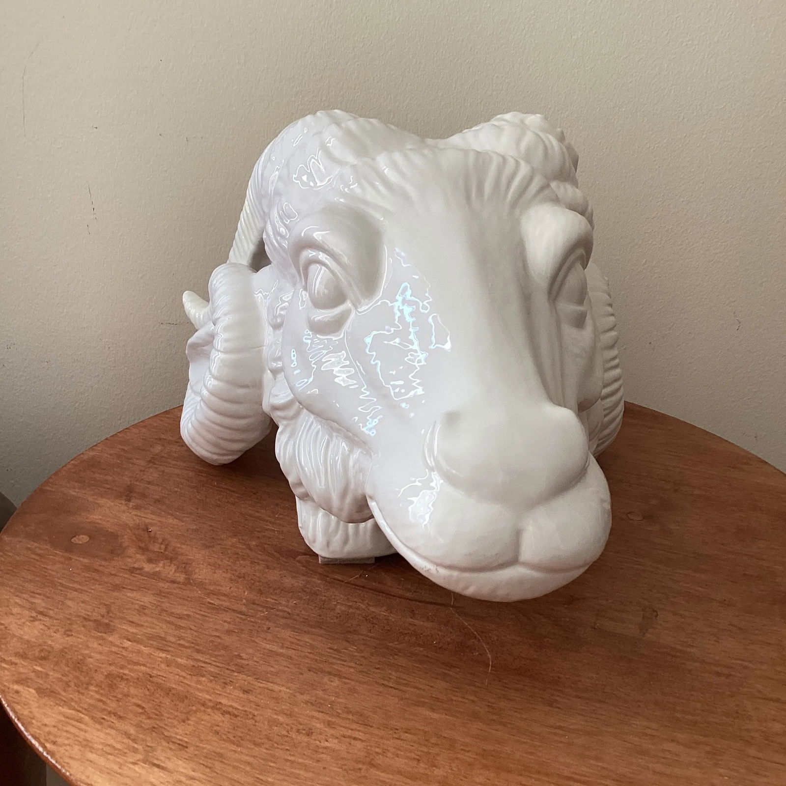 Vintage Neoclassical Italian White Glazed Porcelain Ram's Head Wall Hanging Sculpture, Circa 1980s - 11