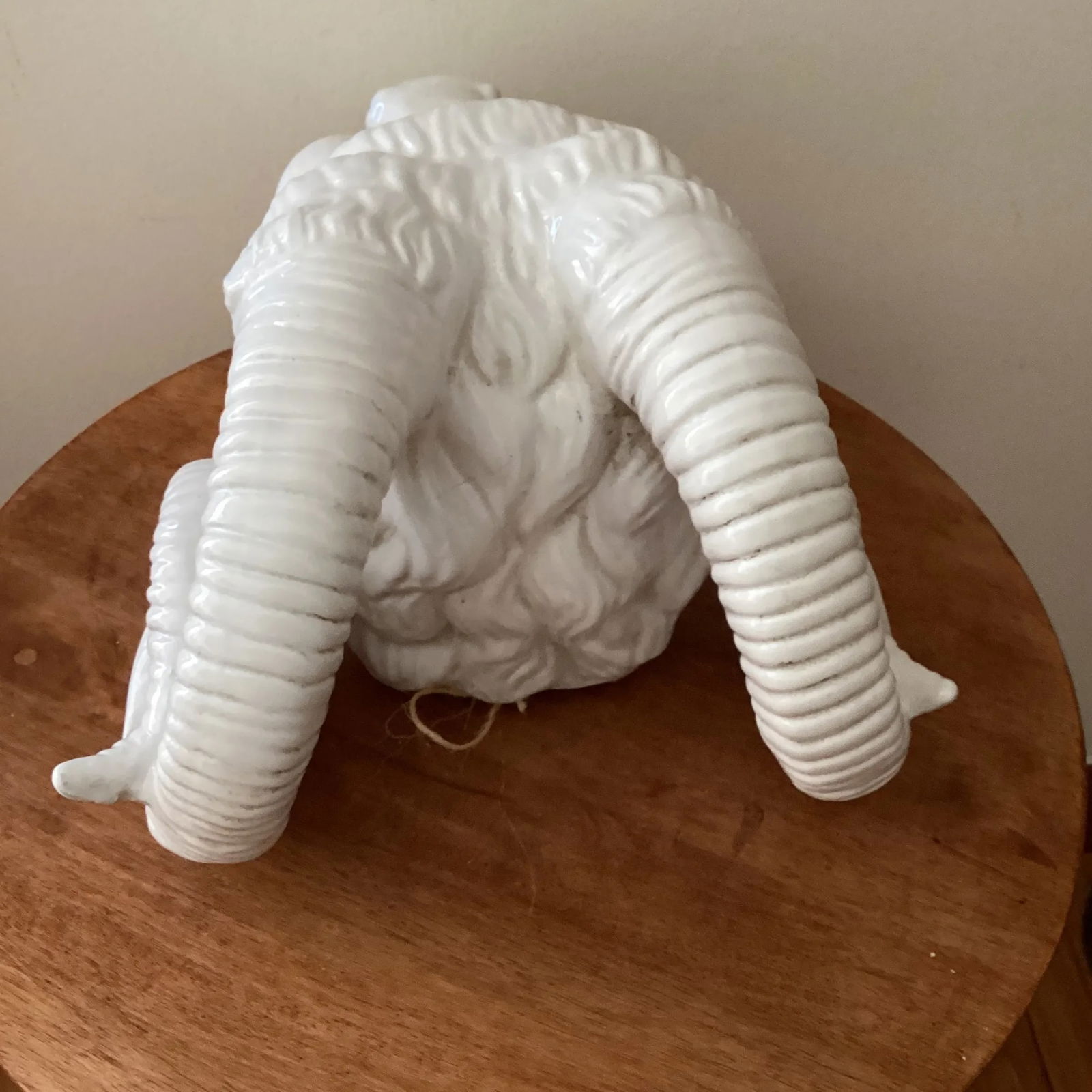 Vintage Neoclassical Italian White Glazed Porcelain Ram's Head Wall Hanging Sculpture, Circa 1980s - 4