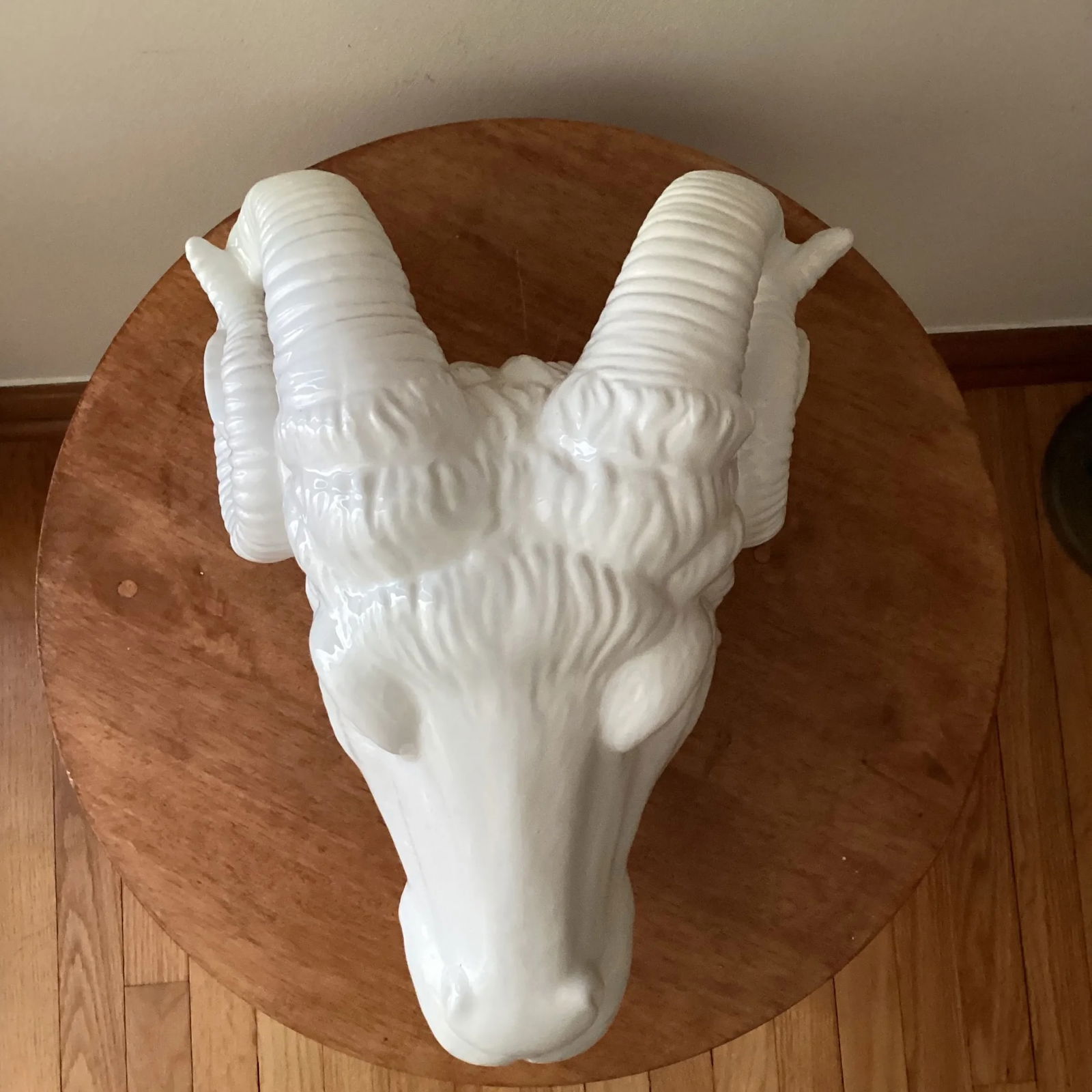 Vintage Neoclassical Italian White Glazed Porcelain Ram's Head Wall Hanging Sculpture, Circa 1980s - 5