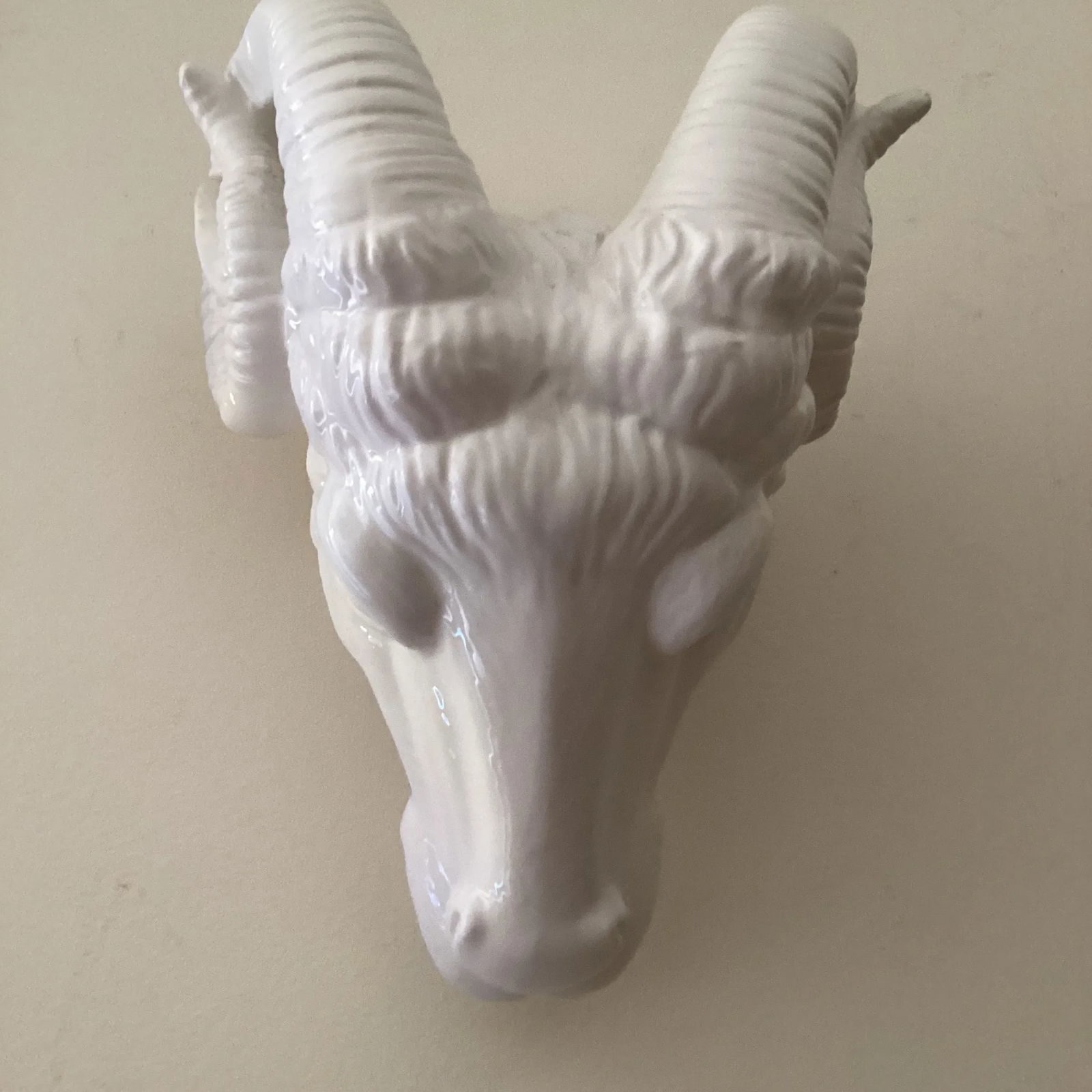 Vintage Neoclassical Italian White Glazed Porcelain Ram's Head Wall Hanging Sculpture, Circa 1980s - 6