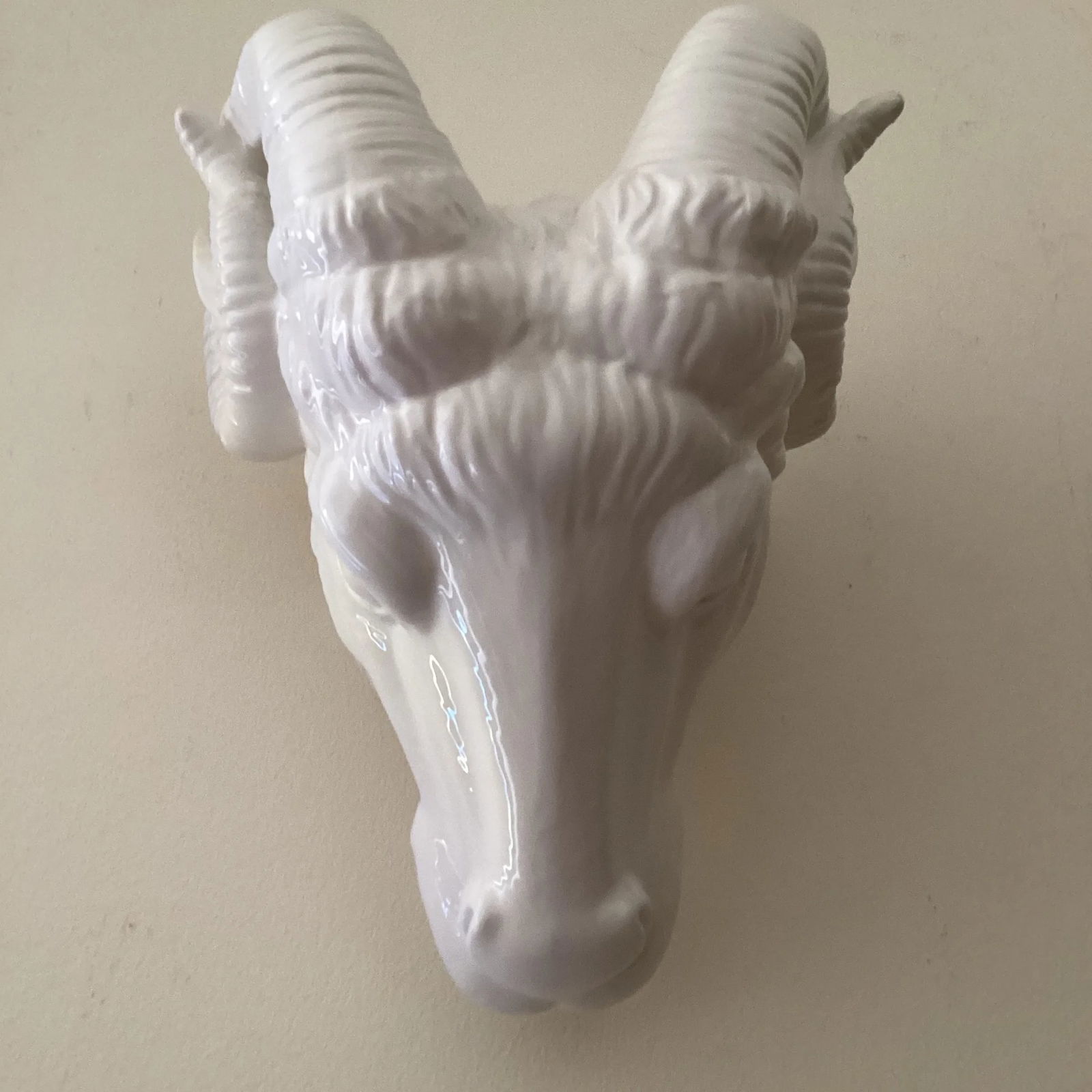 Vintage Neoclassical Italian White Glazed Porcelain Ram's Head Wall Hanging Sculpture, Circa 1980s - 7