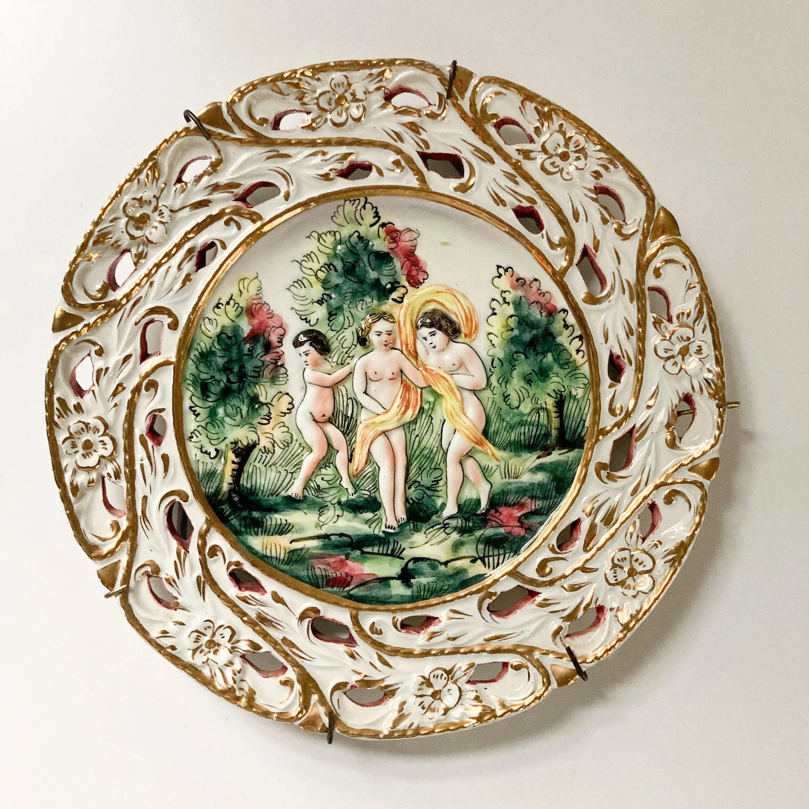 Pair of Capodimonte Porcelain Decorative Wall Plates With Cherubs, 1950's - 5
