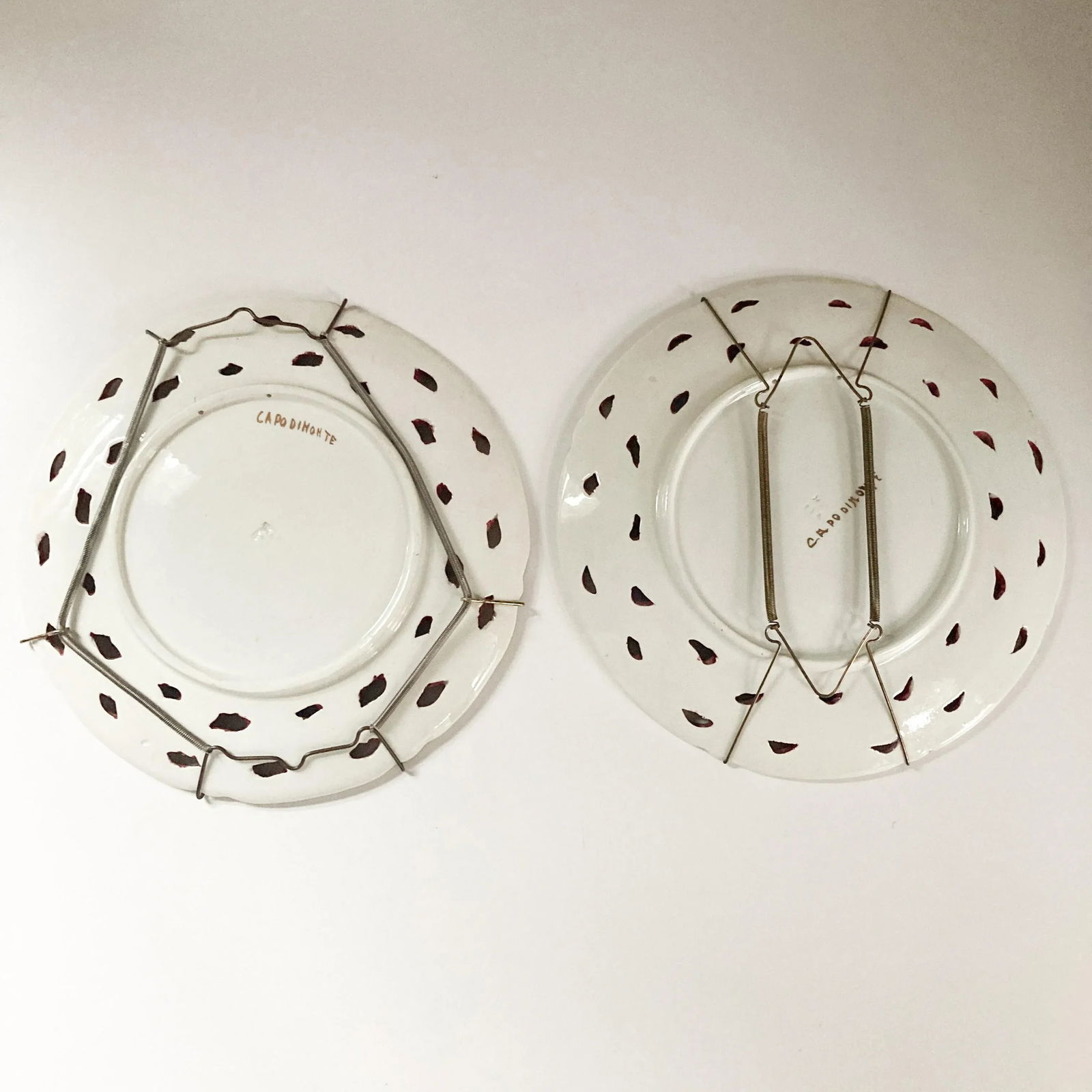 Pair of Capodimonte Porcelain Decorative Wall Plates With Cherubs, 1950's - 9