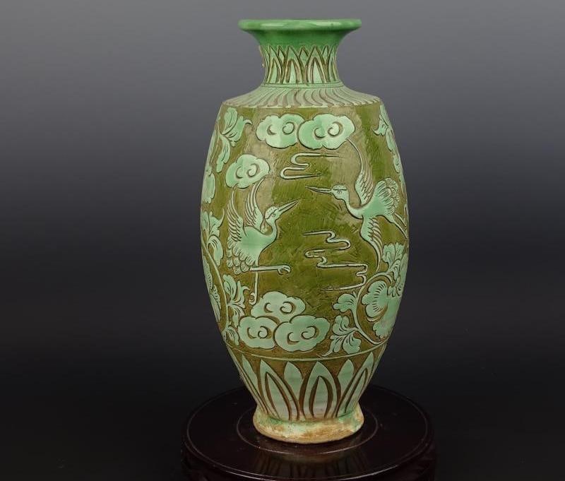 Vintage Chinese Porcelain Song Cizhou Kiln Green Glaze Porcelain Vase Hand Carved Flowers and Crane - 2