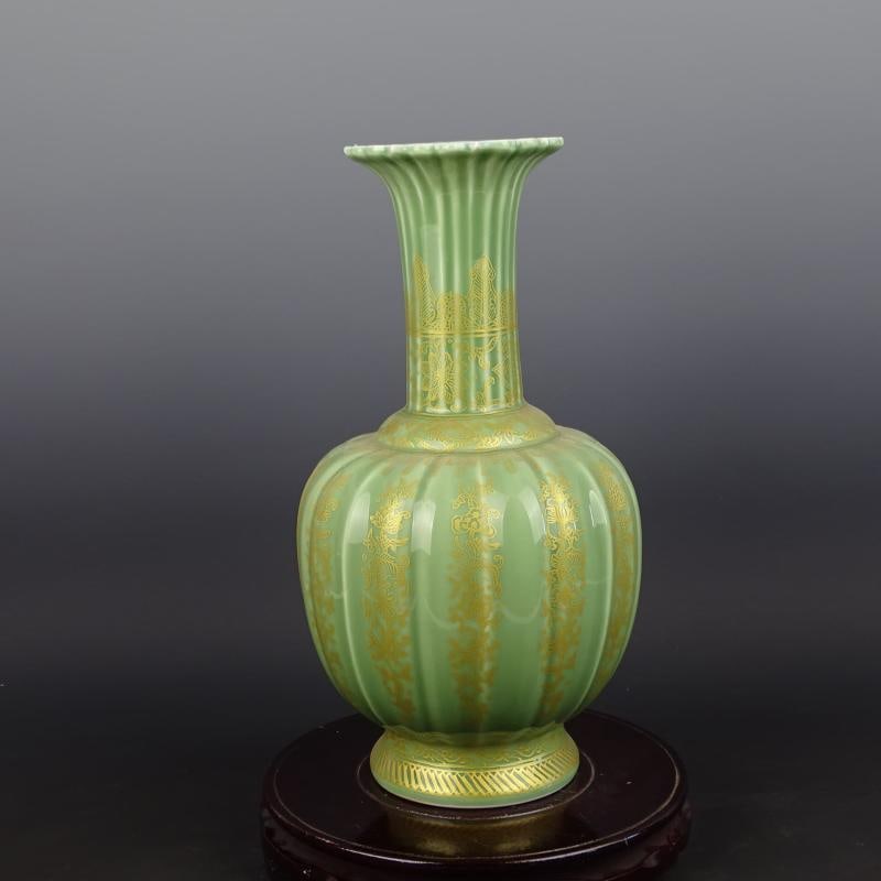 1900s Chinese Porcelain Qing Dynasty Qianlong Marked Celadon Ground Gold Decoration Vase - 2