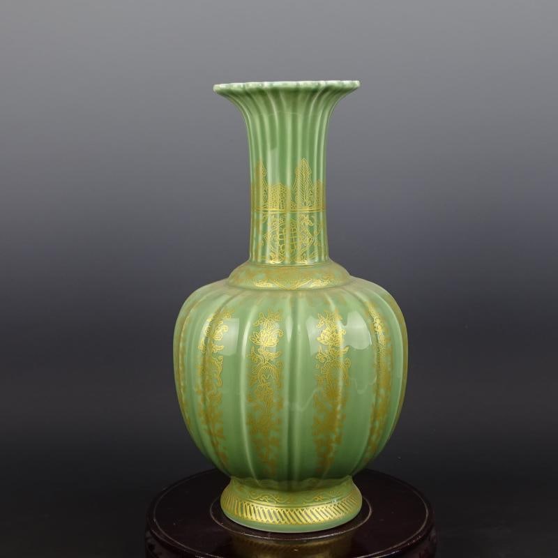 1900s Chinese Porcelain Qing Dynasty Qianlong Marked Celadon Ground Gold Decoration Vase - 3