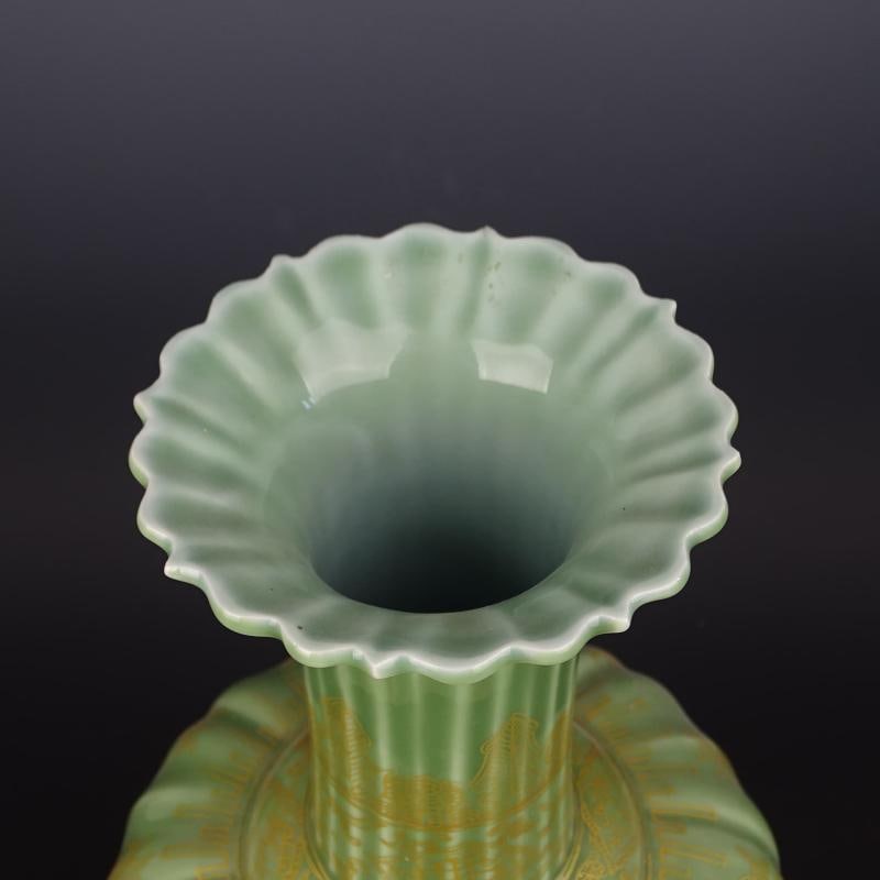 1900s Chinese Porcelain Qing Dynasty Qianlong Marked Celadon Ground Gold Decoration Vase - 4