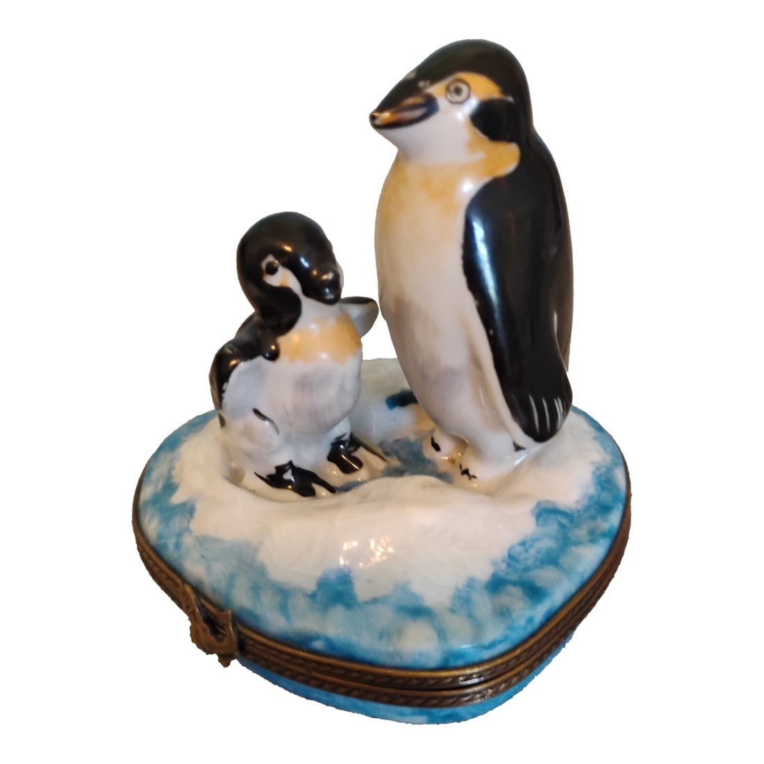 1980s Pient Main Limoges France Penguin Trinket Box: Pient Main Limoges France trinket box. Parent and child penguin atop snow. Hinged bottom 3" high. 2.5" diameter. Excellent condition Condition: Alterations: Original Condition Unaltered Imperfections: