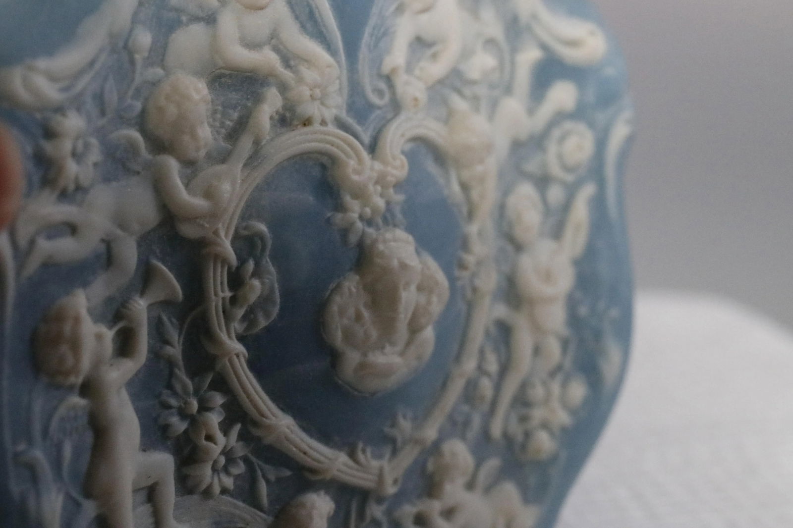 Italian Neoclassical Cherubs Carved Blue White Alabaster Stone Box - 10