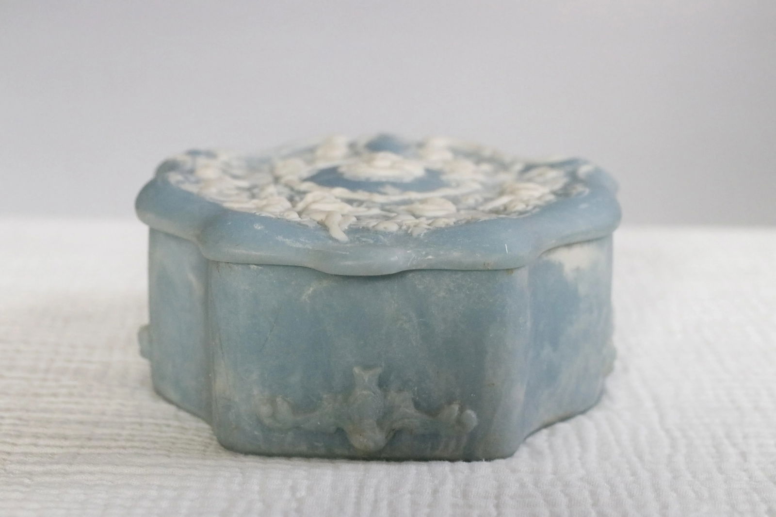 Italian Neoclassical Cherubs Carved Blue White Alabaster Stone Box - 2