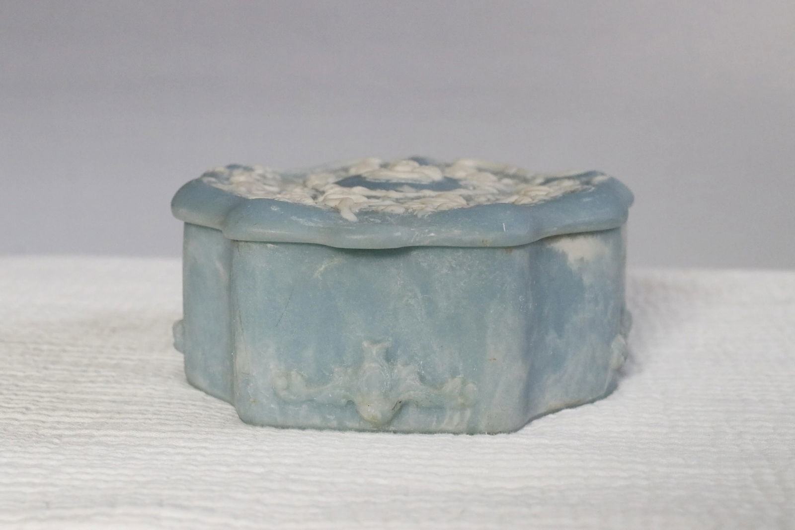 Italian Neoclassical Cherubs Carved Blue White Alabaster Stone Box - 3