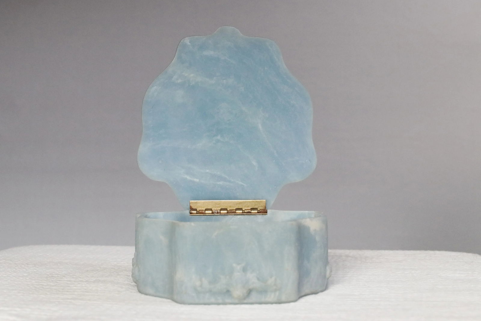 Italian Neoclassical Cherubs Carved Blue White Alabaster Stone Box - 7