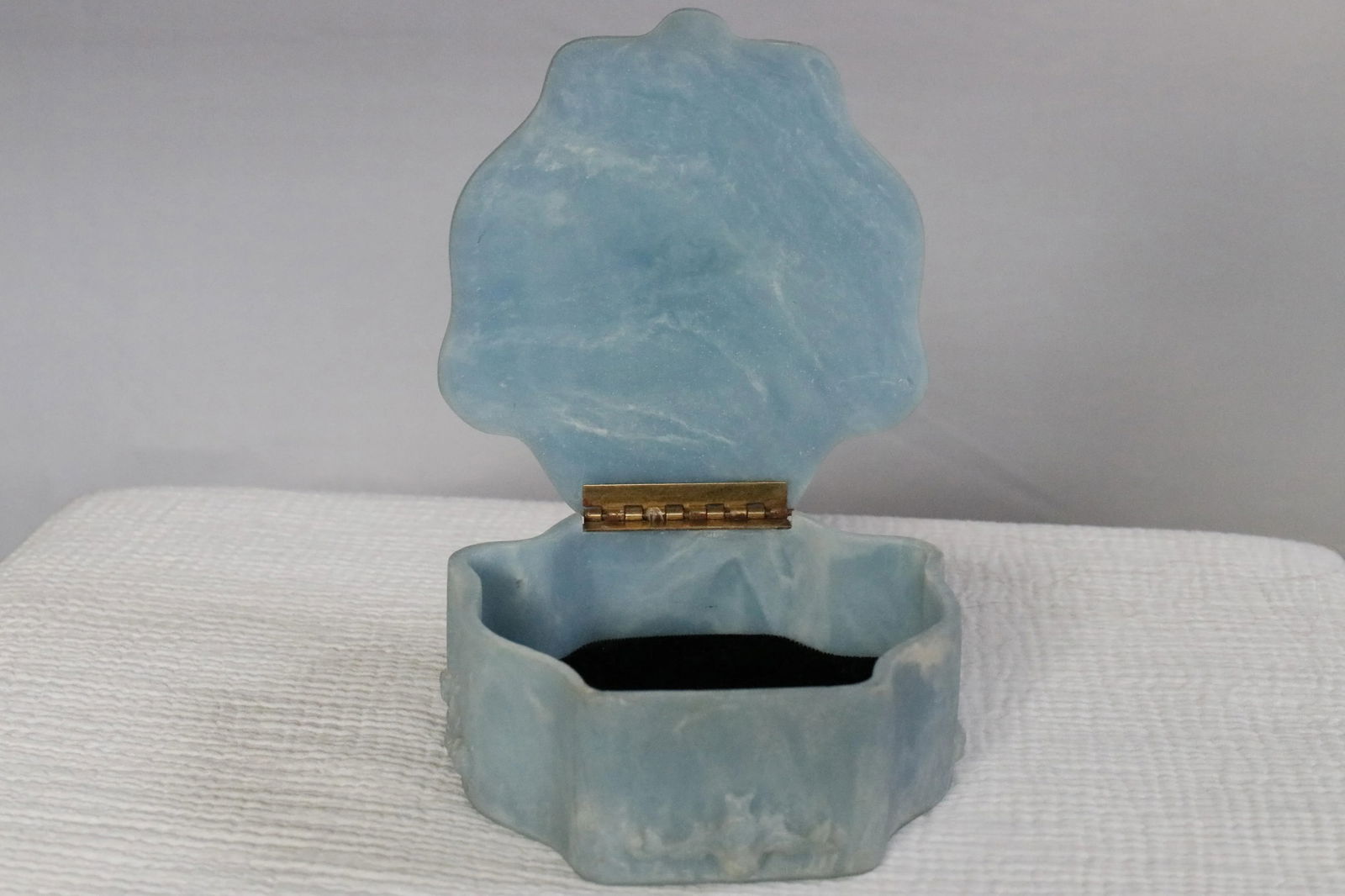 Italian Neoclassical Cherubs Carved Blue White Alabaster Stone Box - 8