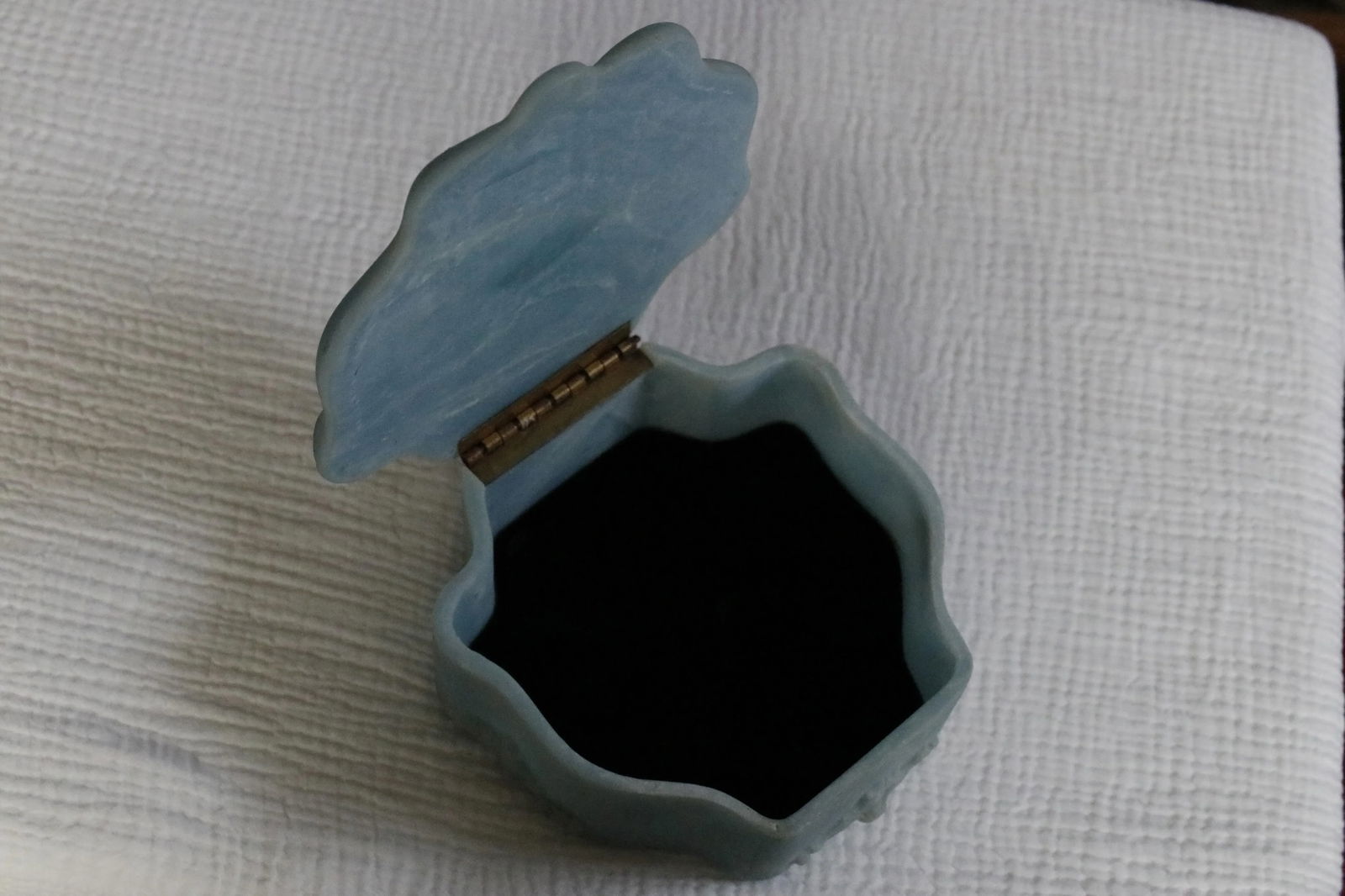 Italian Neoclassical Cherubs Carved Blue White Alabaster Stone Box - 9