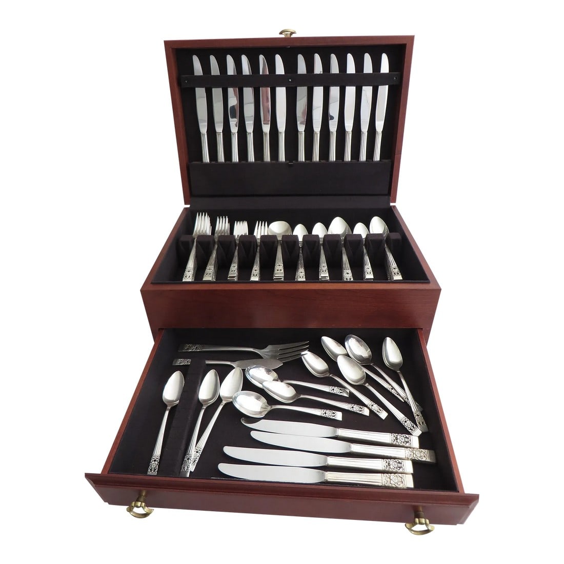 Vintage Silver Plate Flatware Set of 118 Pieces Coronation Pattern Oneida 1936 Double Deck Box: This Is a vintage set of silver plate flatware, in almost mint condition, Coronation pattern, made in 1936 by Community Oneida. The set comes in a double deck box. The set consists of 118 pieces as fo