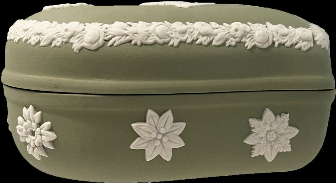 Wedgwood Vintage 1967 Jasperware Sage Green and Cream White Heart Shaped Trinket Box - 6