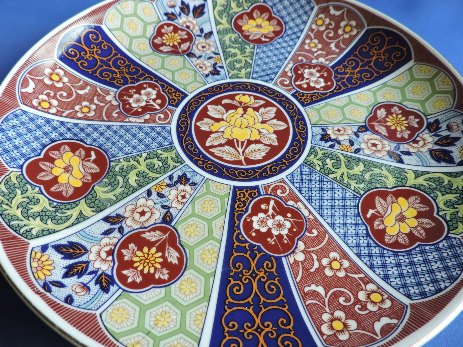 Late 20th Century Japanese Imari Porcelain Charger by Bijutsu - 3