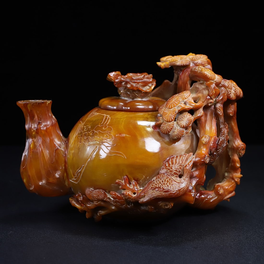 Old Ox Horn Hand Carved Crane & Pine tree Teapot: Title: Old Ox Horn Hand Carved Crane & Pine tree Teapot Origin: Chinese Date/Period: After1860 Materials: Ox Horn Dimensions: 240x190x180(mm) 9.45x7.48x7.09(inches) Weight 3.32 lbs/1507g Reserve: $999