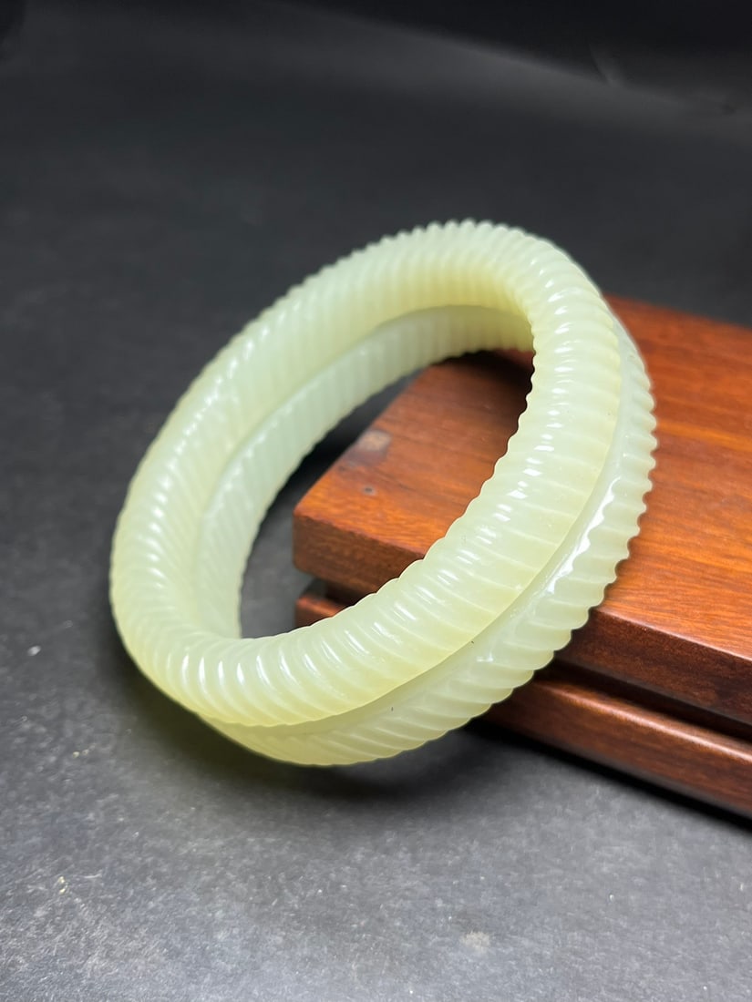 Inside Diameter 58mm Chinese Hetian Jade Bracelet: Title: Inside Diameter 58mm Chinese Hetian Jade Bracelet Origin: Chinese Date/Period: After2000 Materials: Hetian Jade Dimensions: 58x20(mm) 2.28x0.79(inches) Weight 0.21 lbs/94g Reserve: $888.00 Shi