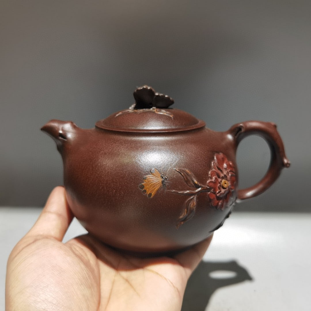 Chinese Yixing Zisha Clay Teapot w Artist Signed: Title: Chinese Yixing Zisha Clay Teapot w Artist Signed Origin: Chinese Date/Period: Materials: Yixing Zisha Dimensions: 170x110(mm) 6.69x4.33(inches) Reserve: $256.00 Shipping: Domestic: Shipp