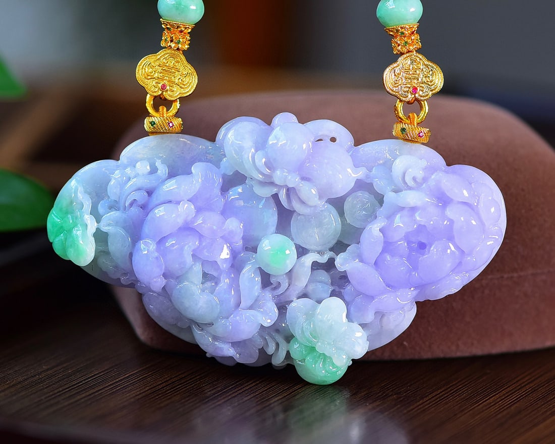 Hand-Carved Purple Green Jadeite Flower & Butterfly Pendant with Certificate: Title: Hand-Carved Purple Green Jadeite Flower & Butterfly Pendant with Certificate Origin: Chinese Date/Period: After2020 Materials: Jadeite Dimensions: 89.2x49.4x12(mm) 3.51x1.94x0.47(inches) 