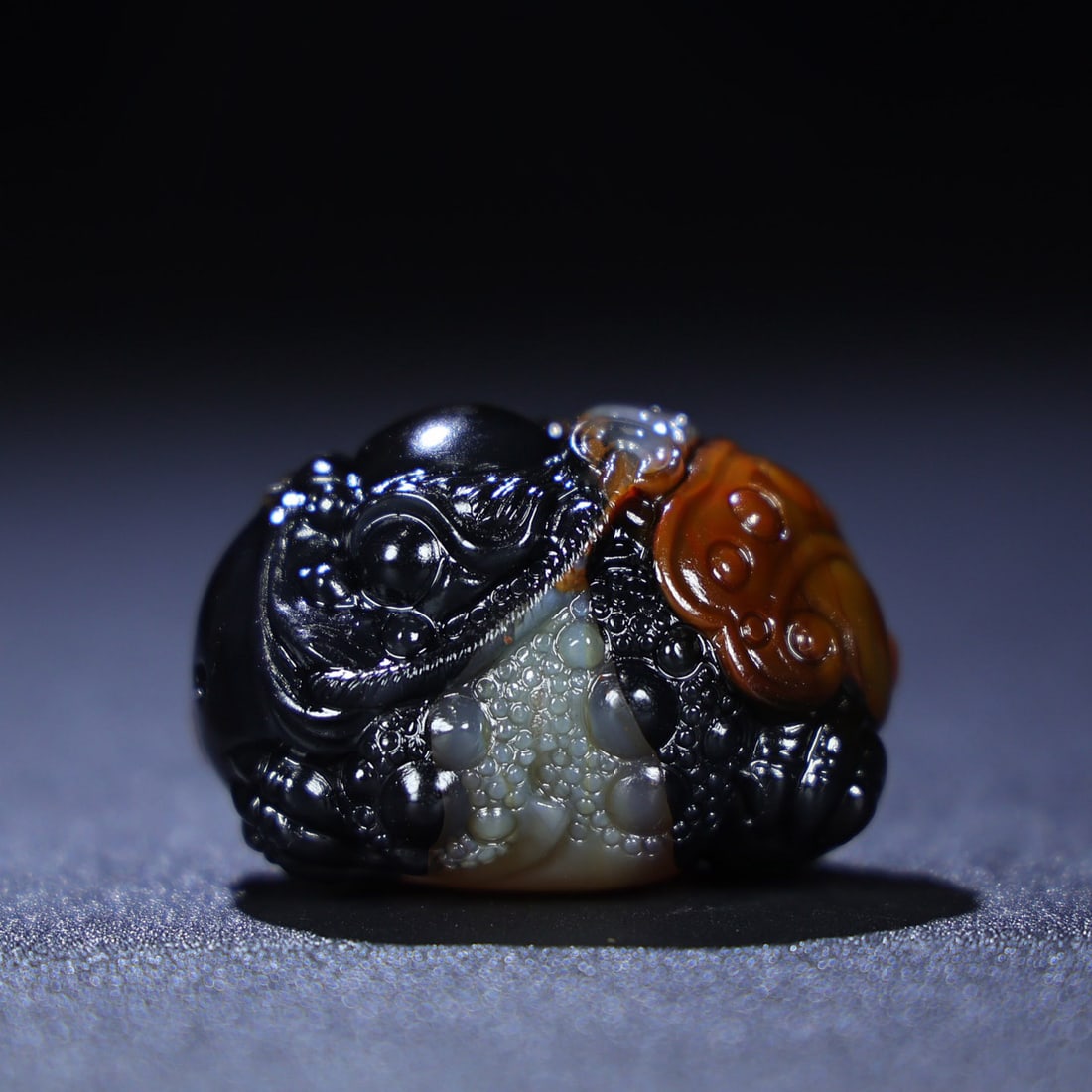 Hand Carved Chinese Agate Fortune Toad Pendant: Title: Hand Carved Chinese Agate Fortune Toad Pendant Origin: Chinese Date/Period: After1900 Materials: Agate Dimensions: 48x32x32(mm) 1.89x1.26x1.26(inches) Weight 0.16 lbs/73g Reserve: