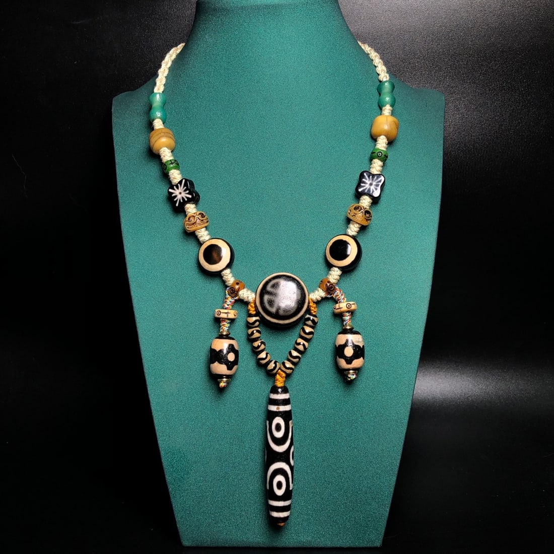 Tibetan 6 Eye DZI Agate & Agate Beads Necklace: Title: Tibetan 6 Eye DZI Agate & Agate Beads Necklace Origin: Chinese Date/Period: After1920 Materials: DZI Agate Dimensions: 58 x 12 (mm) 2.28 x 0.47 (inches)Dimension: 17 x 13 (mm) 0.67 x 0.51 (inch