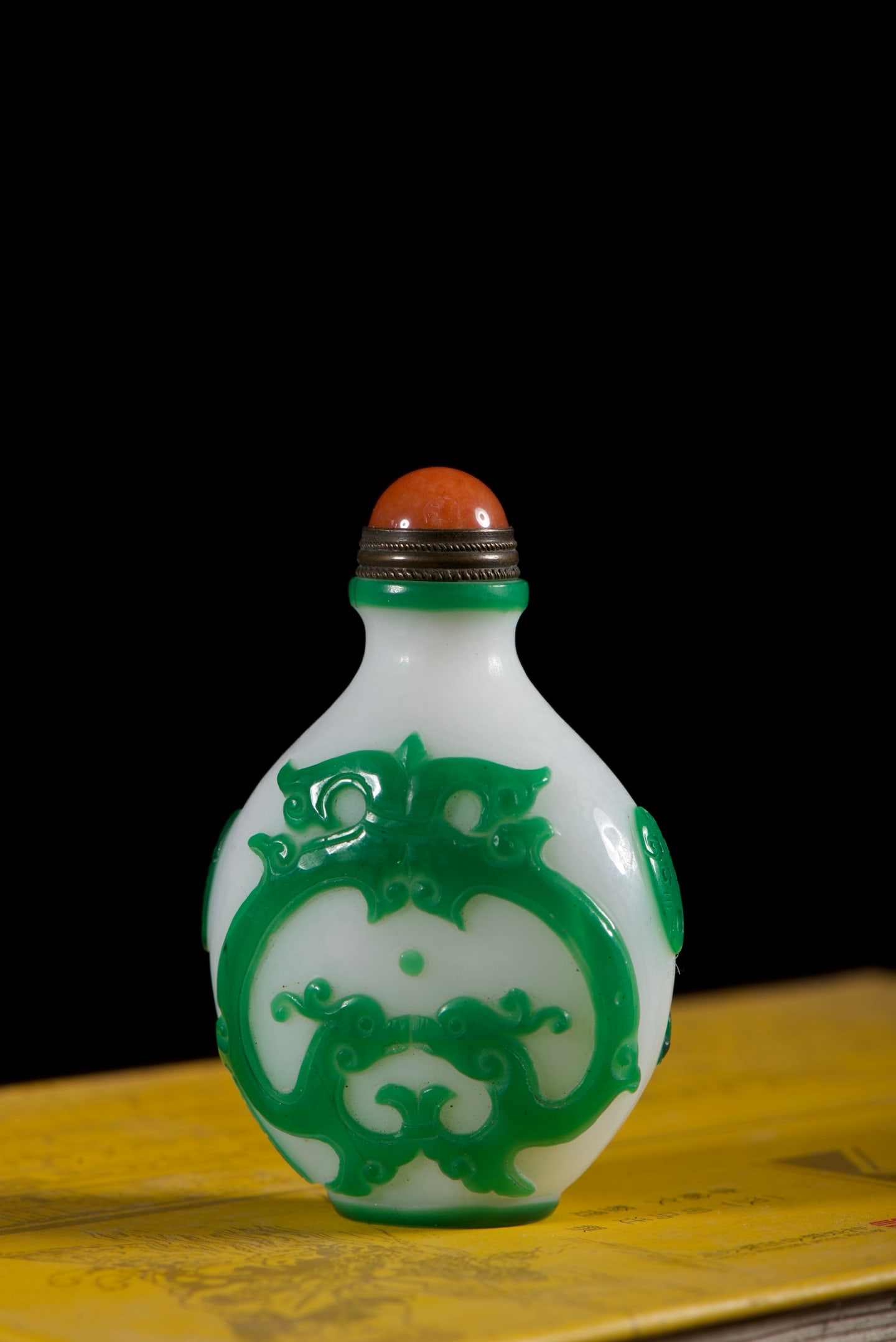 Chinese Peking Glass Low Relief Fortune Dragon Snuff Bottle - 5