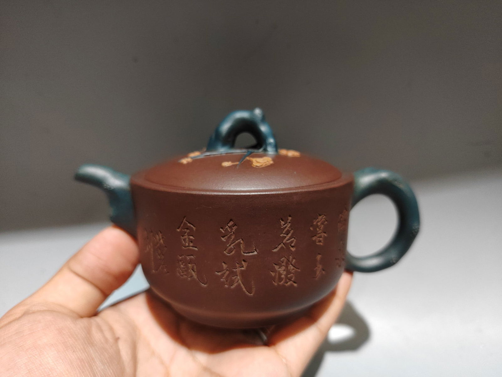 Chinese Yixing Zisha Poetic Prose Teapot: Title: Chinese Yixing Zisha Poetic Prose Teapot Origin: Chinese Date/Period: Materials: Yixing Zisha Dimensions: 140 x 70 (mm)5.51 x 2.75 (inches)Capacity: 240 ml Reserve: $228.00 Shipping: Domestic