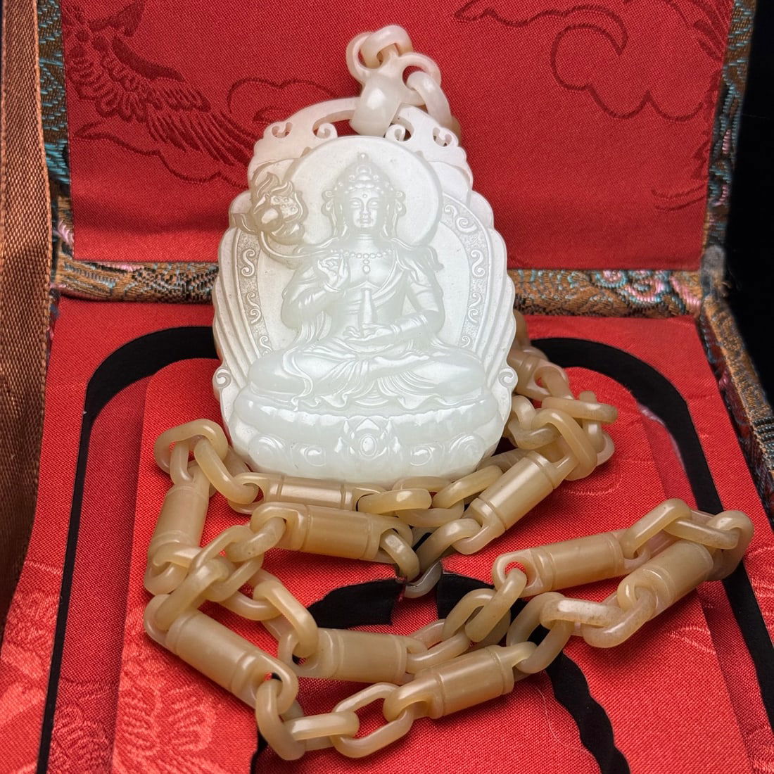 Superb Chinese Hetian Jade Hand Carved Lotus Flower Kwan-yin Pendant w Necklace: Title: Superb Chinese Hetian Jade Hand Carved Lotus Flower Kwan-yin Pendant w Necklace Origin: Chinese Date/Period: After2000 Materials: Hetian Jade Dimensions: 76 x 54 x 14 (mm)2.99 x 2.12 x 0.55 (in