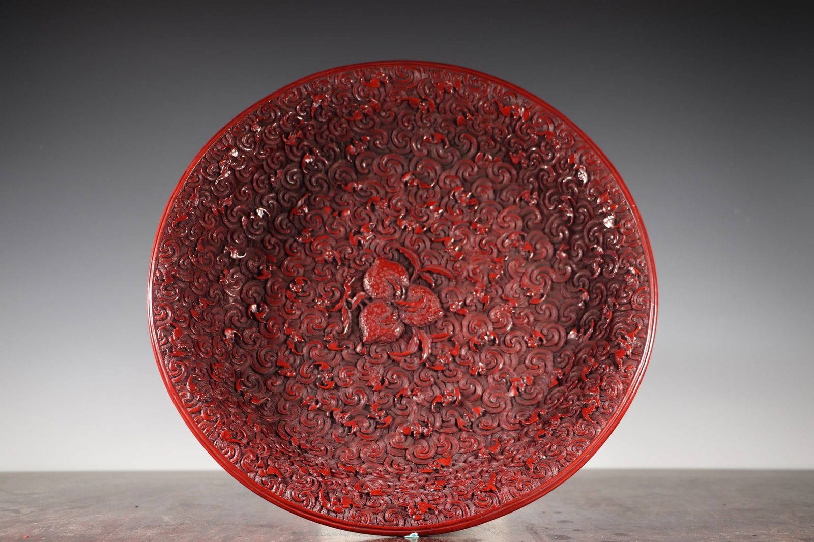 Chinese Red Lacquerware Low Relief Ruyi Peach Design Decorative Dish: Title: Chinese Red Lacquerware Low Relief Ruyi Peach Design Decorative Dish Origin: Chinese Date/Period: After1880 Materials: Lacquerware Dimensions: 330 (mm) 12.99 (inches) Weight: 2.31 lbs/ 1050 g R