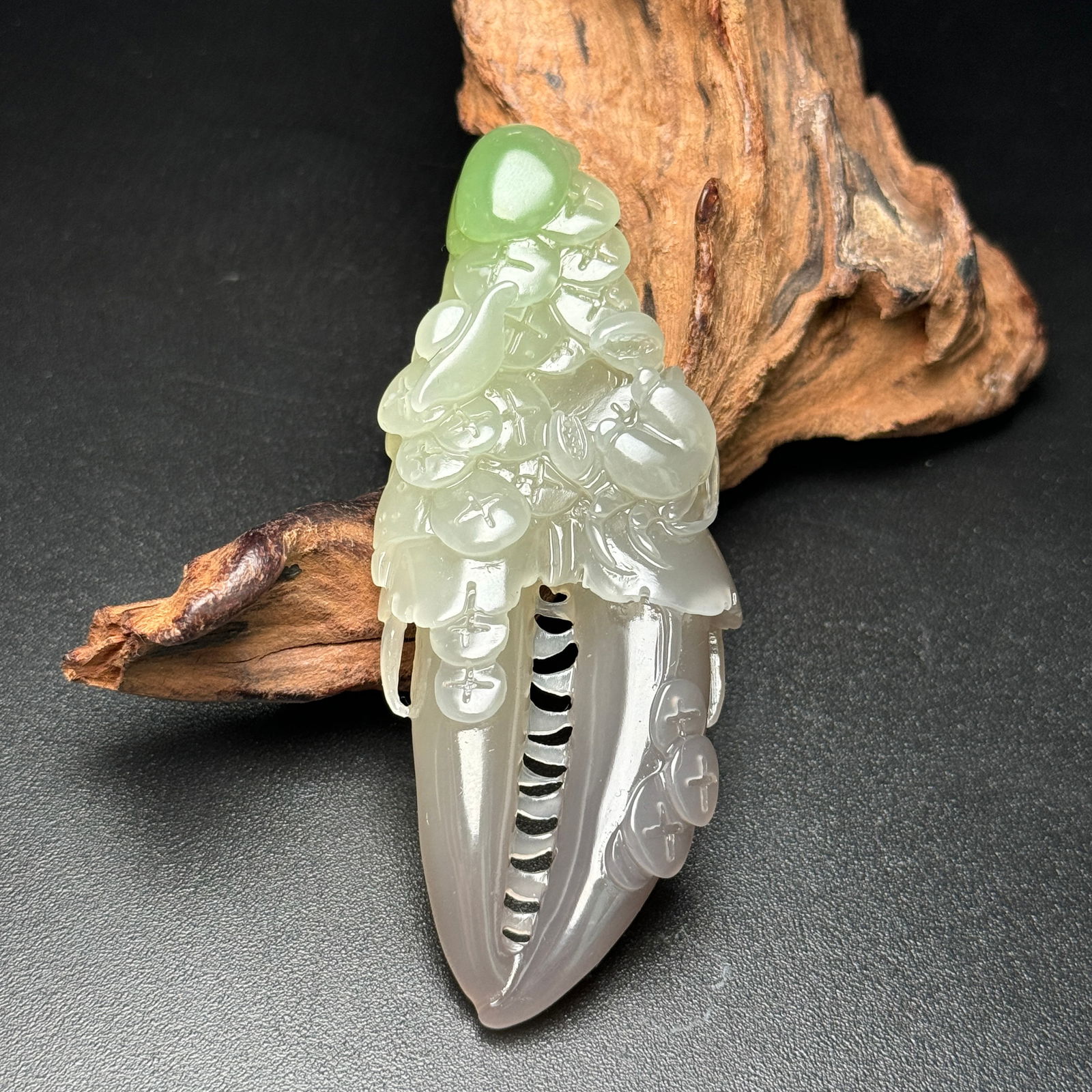 Chinese Hetian Jade Carved Crab Claws Pendant (1 of 9)