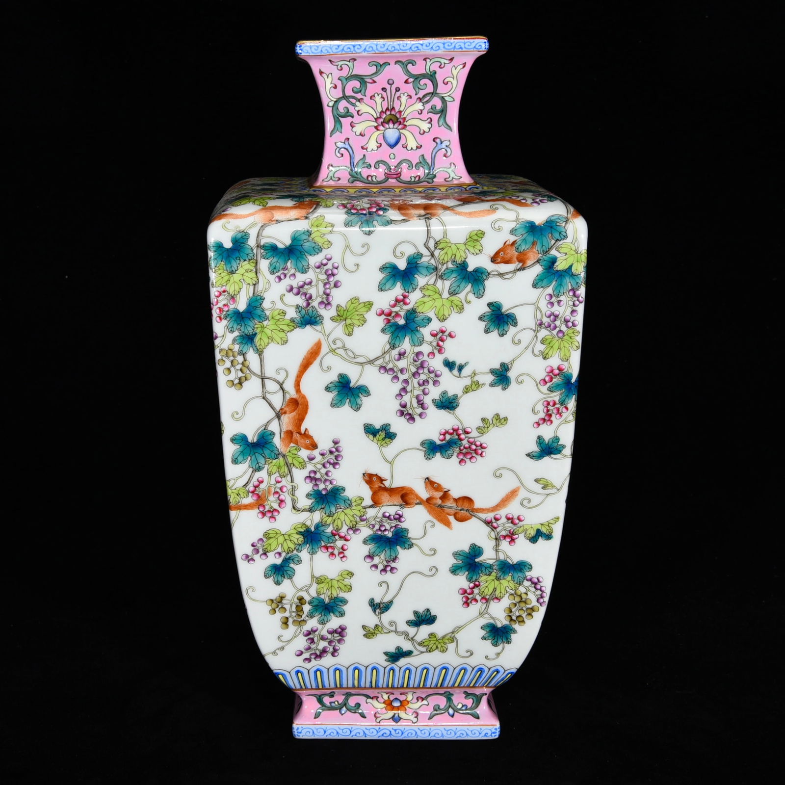 Chinese Qing Dynasty Gilt Edge Famille Rose Grape & Squirrel Design Porcelain Vase: Title: Chinese Qing Dynasty Gilt Edge Famille Rose Grape & Squirrel Design Porcelain Vase Origin: Chinese Date/Period: After1880 Materials: Porcelain Dimensions: 305 x 155 (mm) 12.01 x 6.10 (inches) R