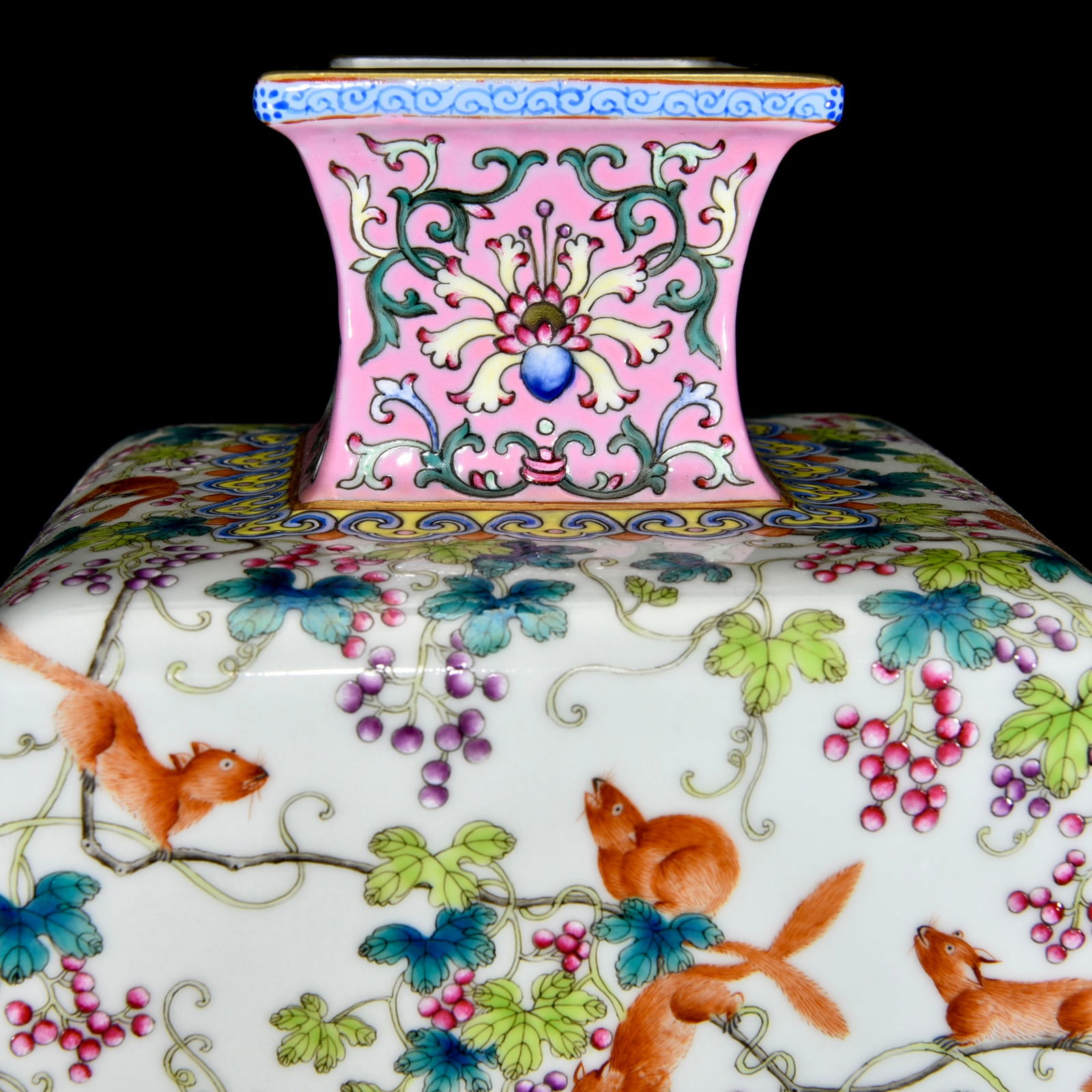 Chinese Qing Dynasty Gilt Edge Famille Rose Grape & Squirrel Design Porcelain Vase - 4