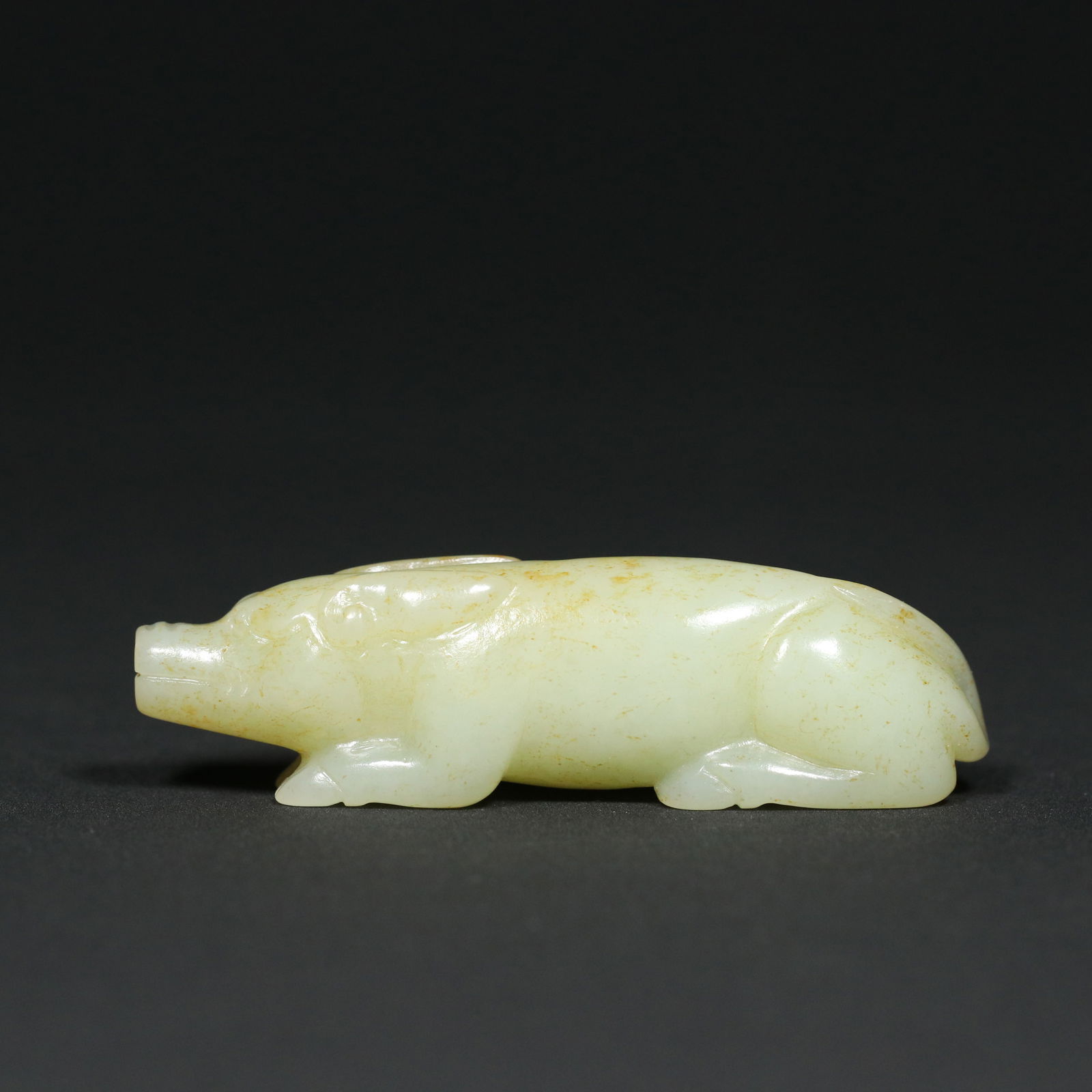 Chinese Hetian Jade Carved Fortune Pig Pendant: Title: Chinese Hetian Jade Carved Fortune Pig Pendant Origin: Chinese Date/Period: After1900 Materials: Hetian Jade Dimensions: 74 x 21 x 18 (mm)2.91 x 0.83 x 0.71 (inches) Weight:0.10 lbs/ 47.5 g Res