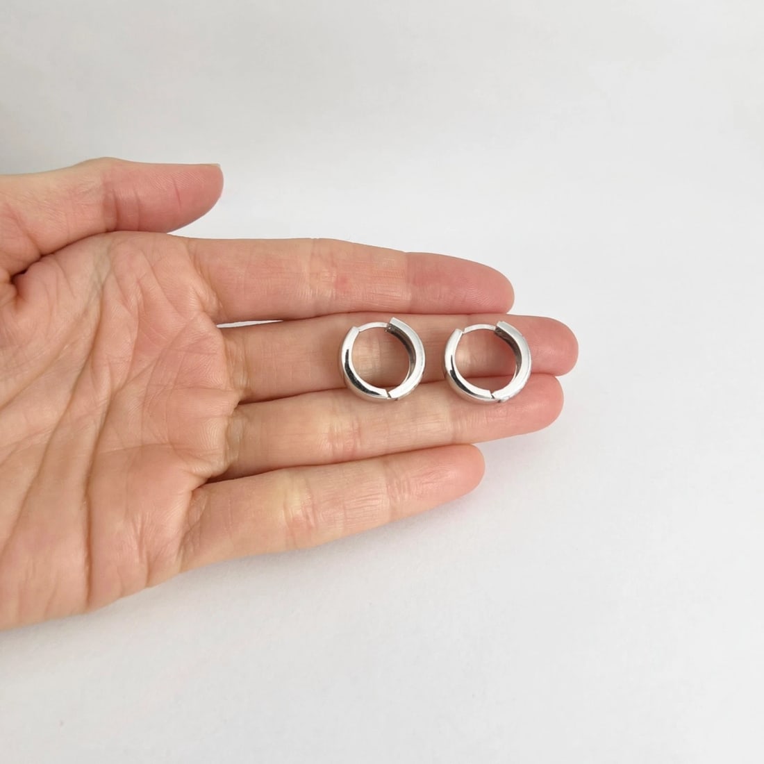 Textured Wide Small Hoop Huggie Earrings 14K White Gold, 15.5 mm, 3.09 Grams - 4