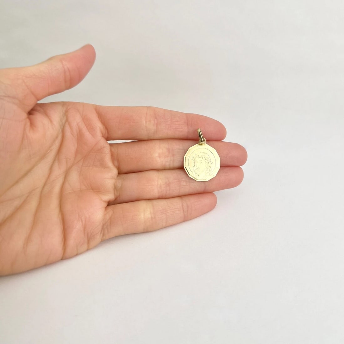 Italian Jesus Religious Disc Pendant Charm 14K Yellow Gold, 1.63 Grams - 3