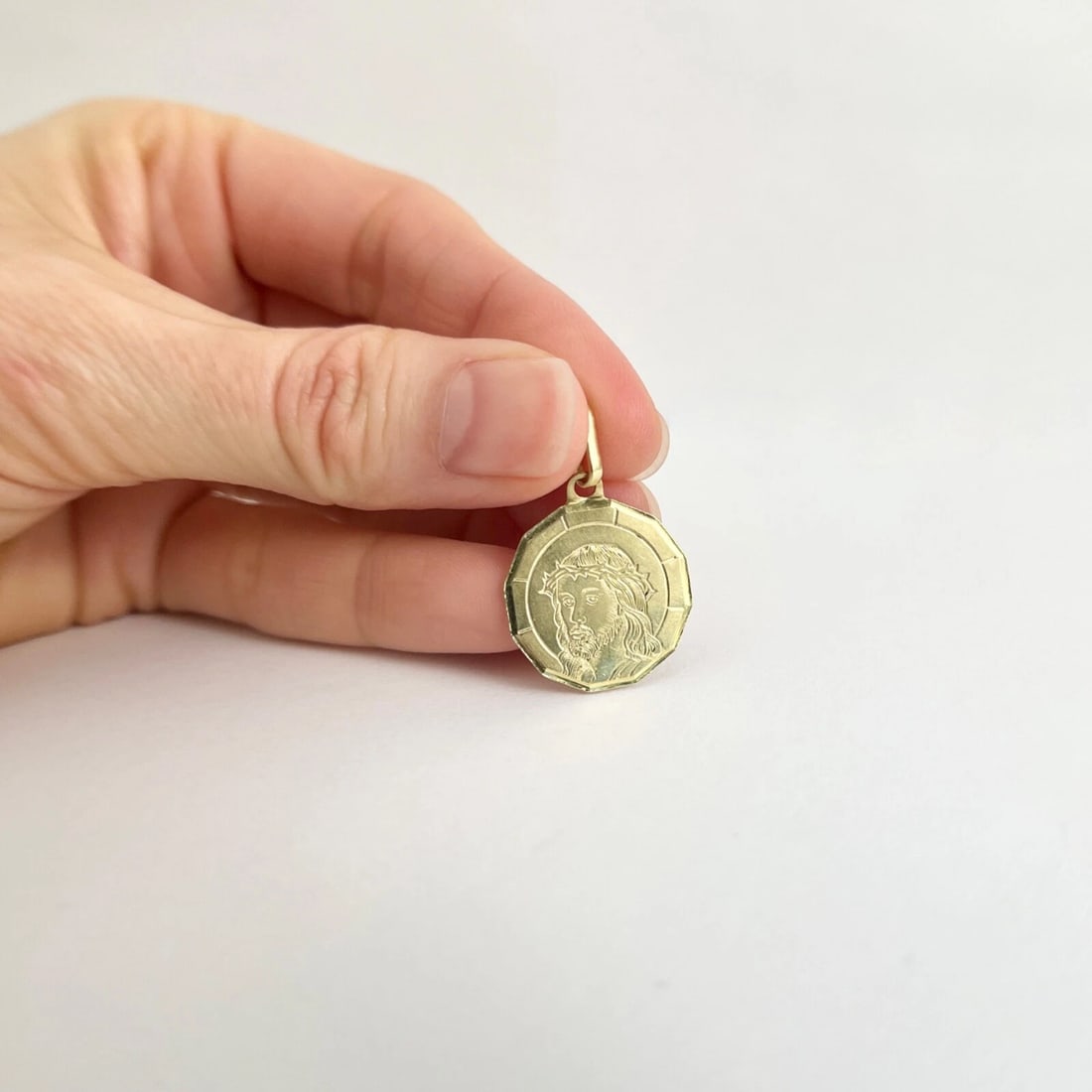 Italian Jesus Religious Disc Pendant Charm 14K Yellow Gold, 1.63 Grams - 4
